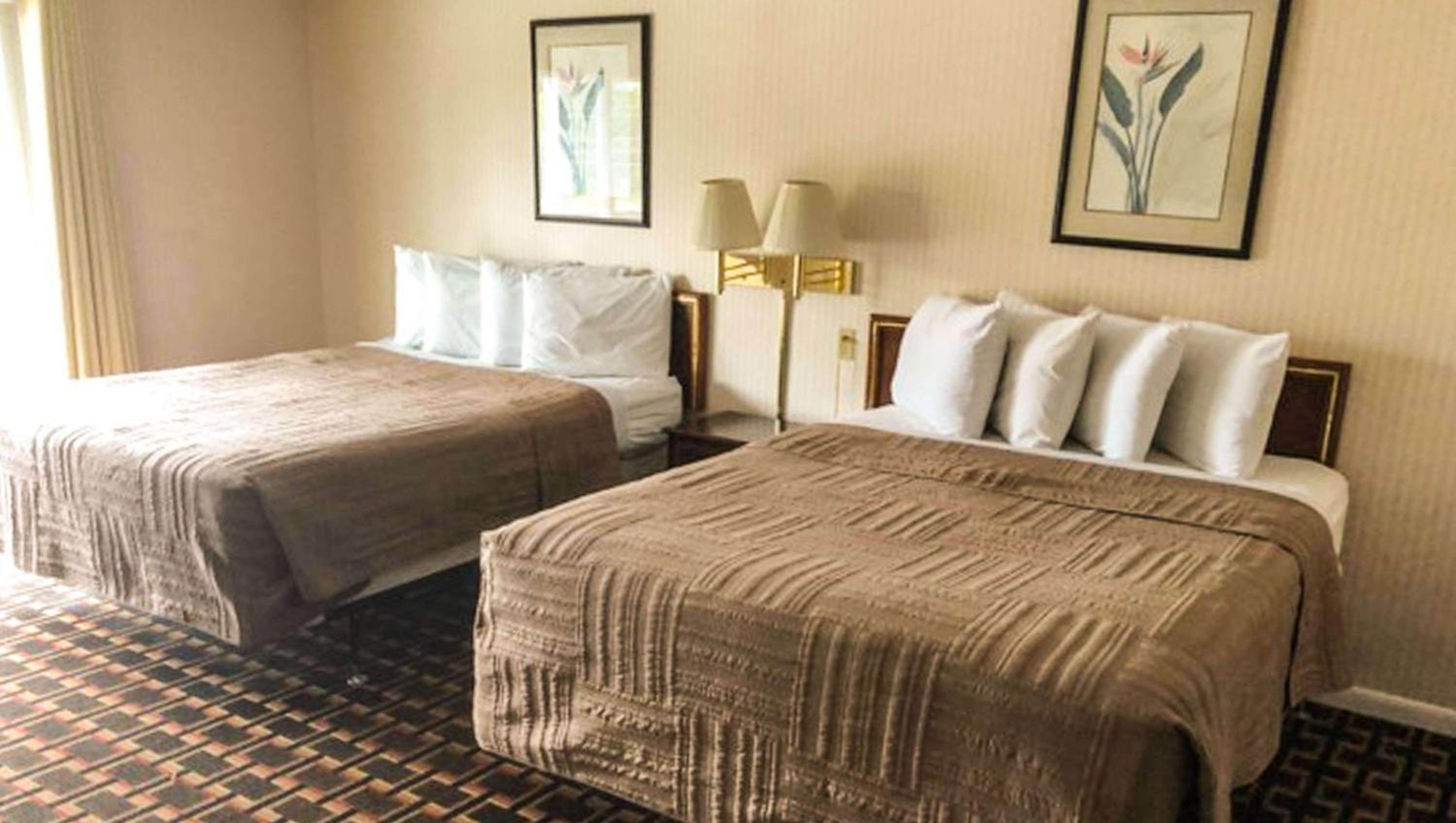 Queen Room with Two Queen Beds - Non-Smoking - Photo 5