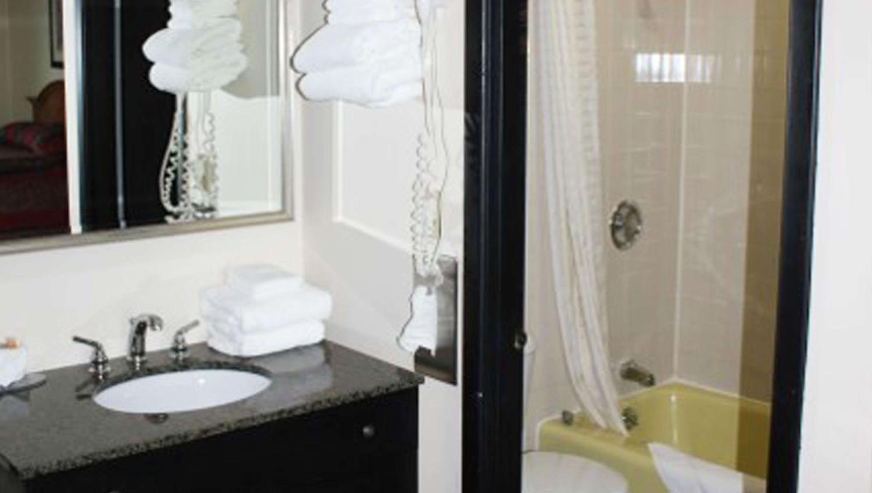 Queen Room with Two Queen Beds - Non-Smoking - Photo 2
