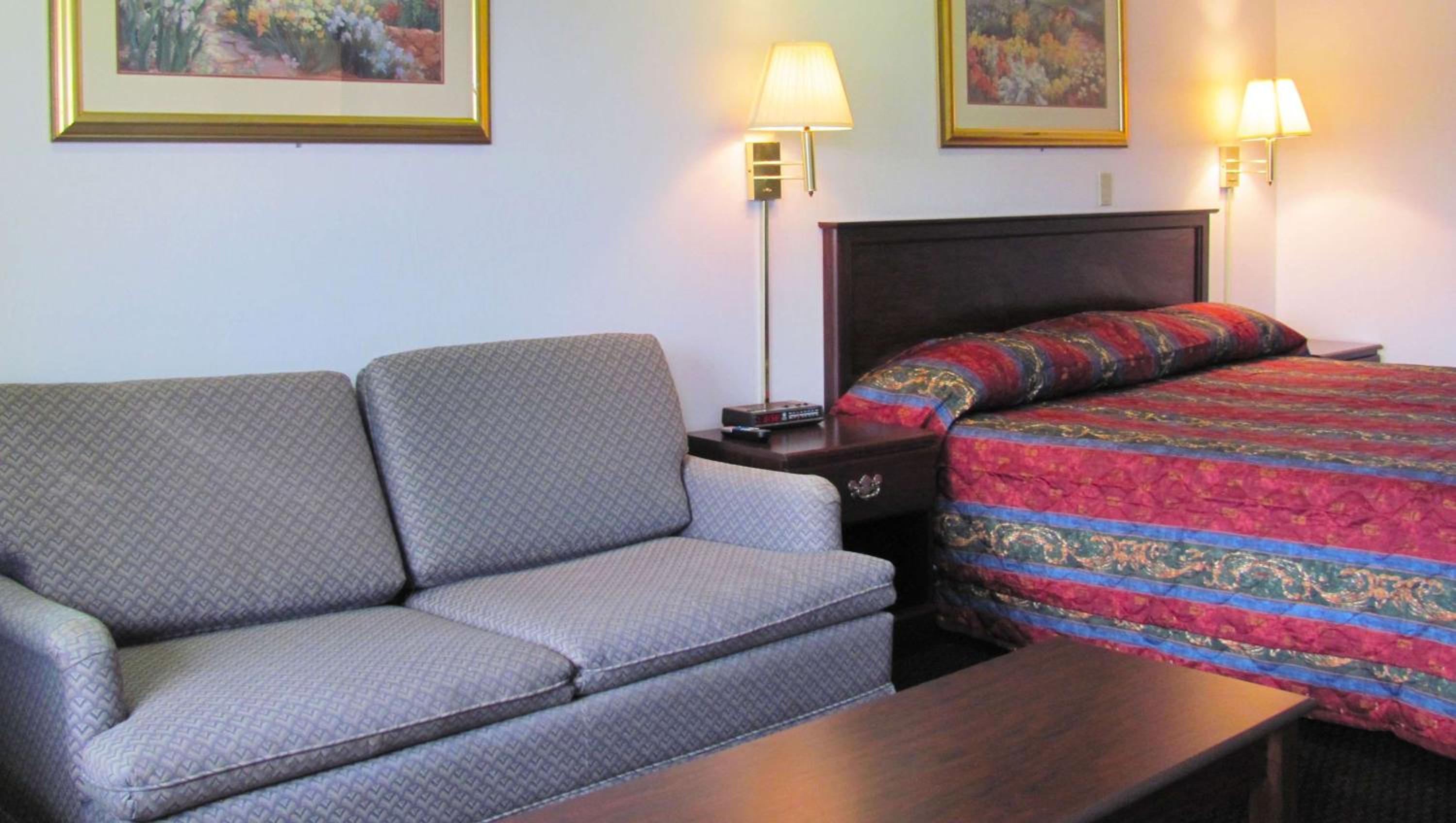 King Room - Non-Smoking - Photo 4