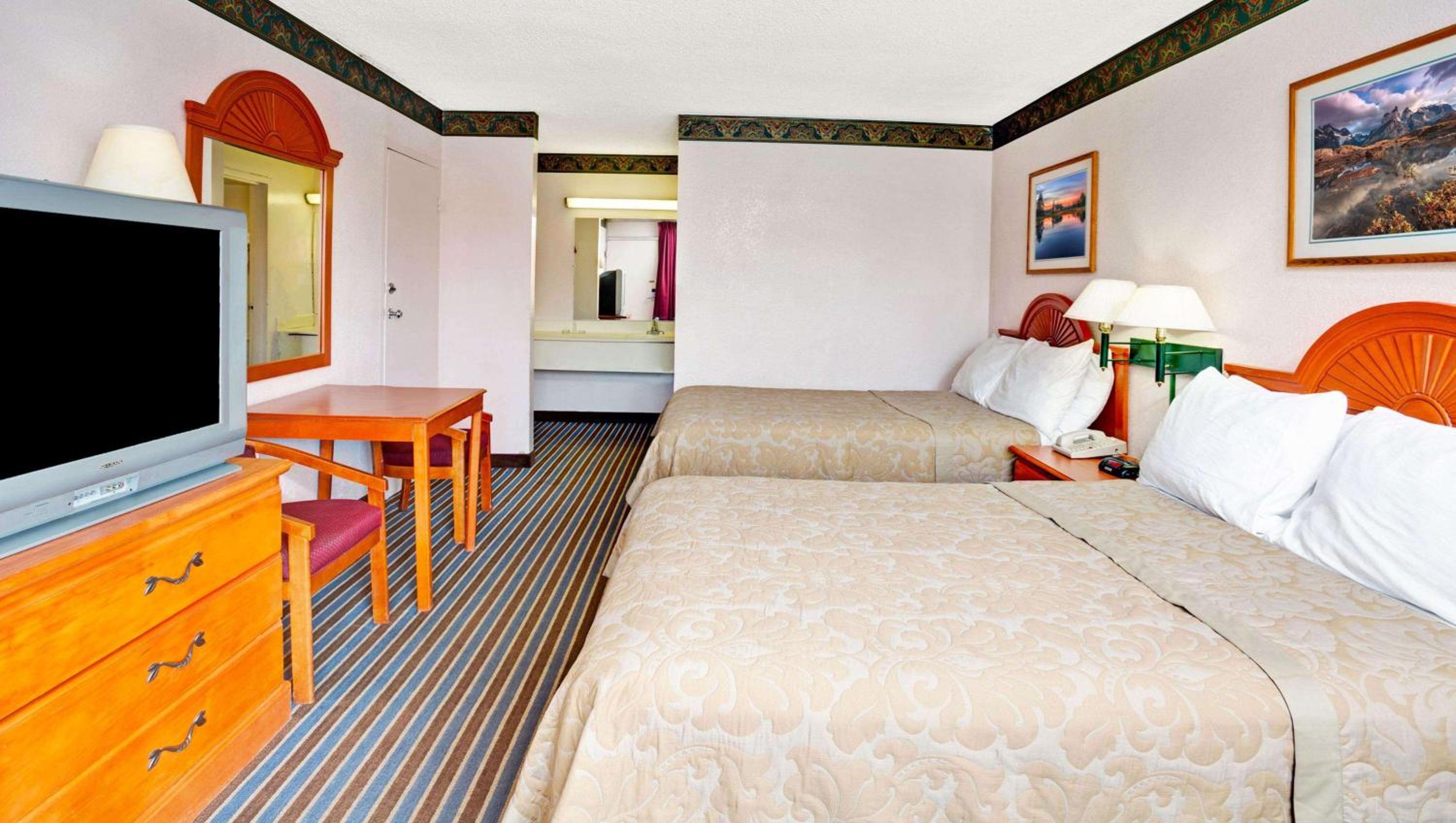 Double Room with Two Double Beds - Smoking - Photo 4