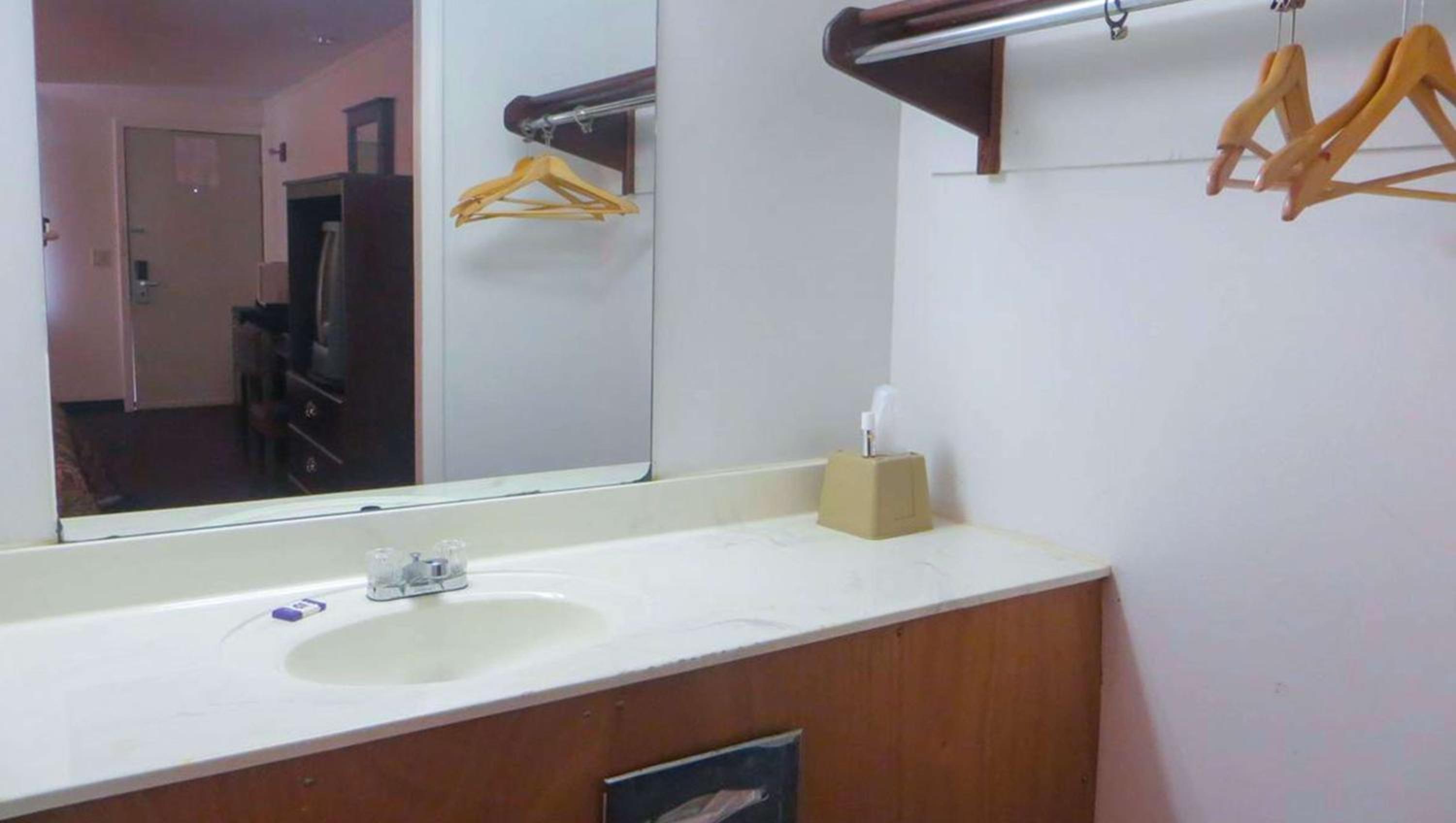 Double Room with Two Double Beds - Non-Smoking - Photo 14