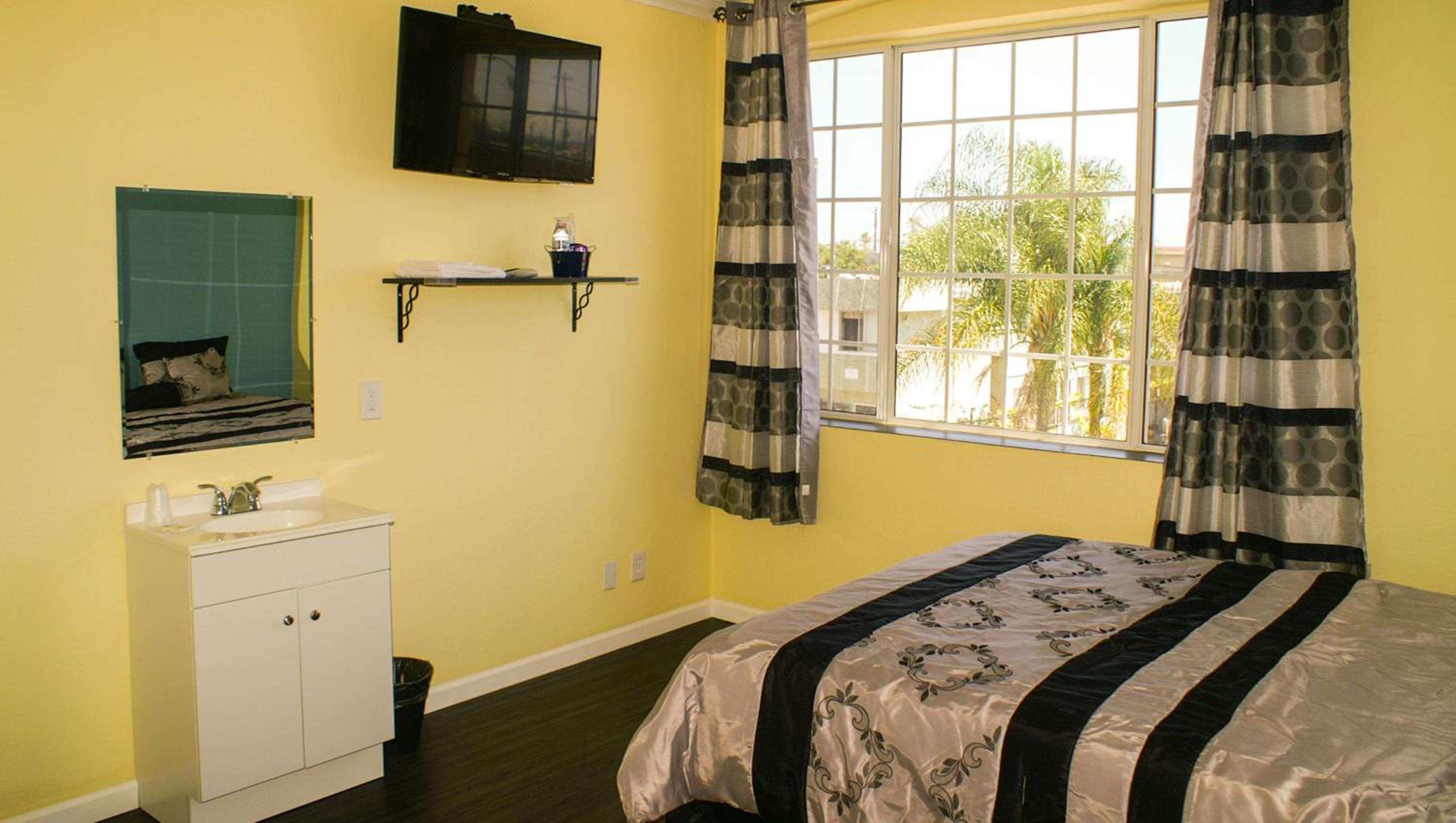 Double Room with Shared Bathroom photo 2