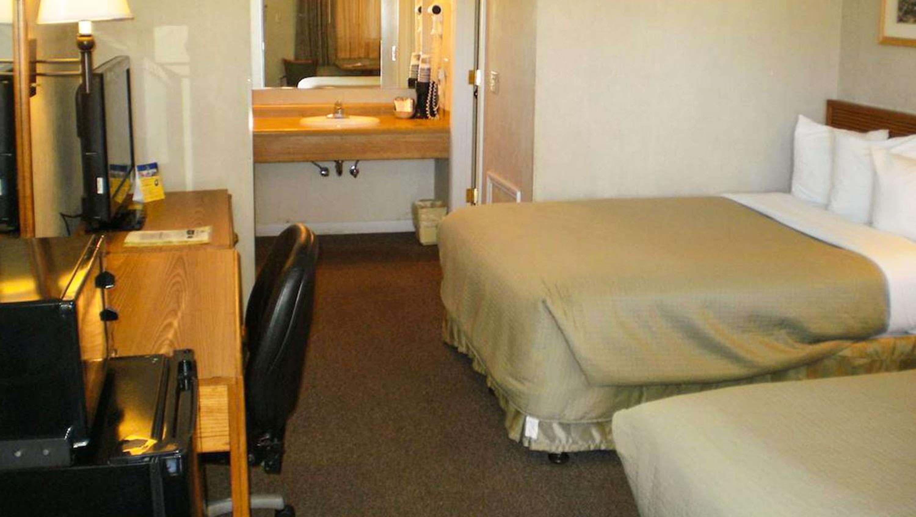 Double Room With Two Double Beds - Non-Smoking photo 3