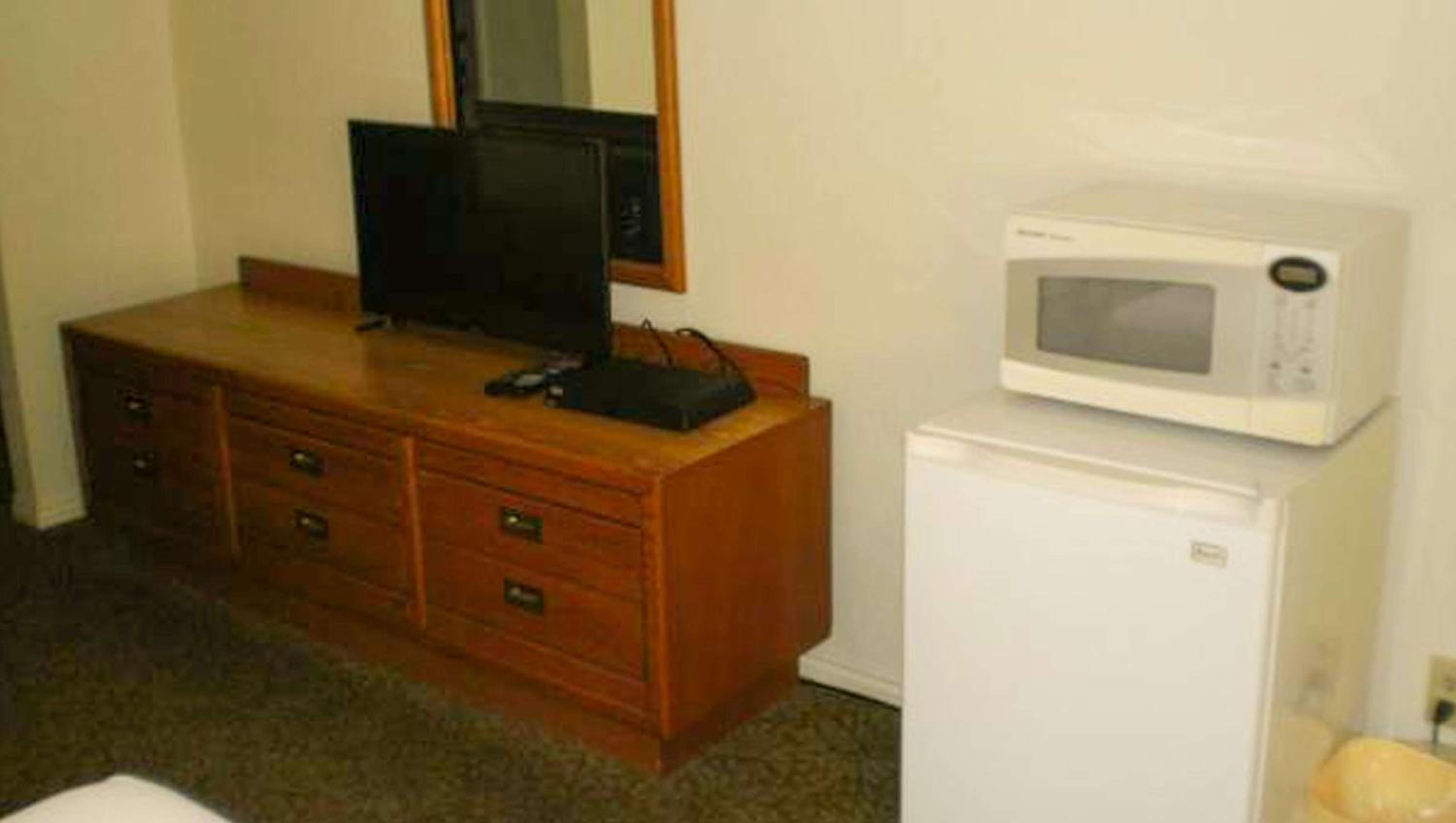Queen Room - Non-Smoking photo 3