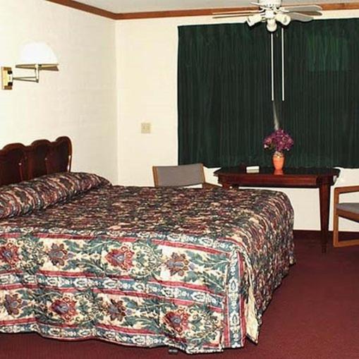 Queen Room photo 2
