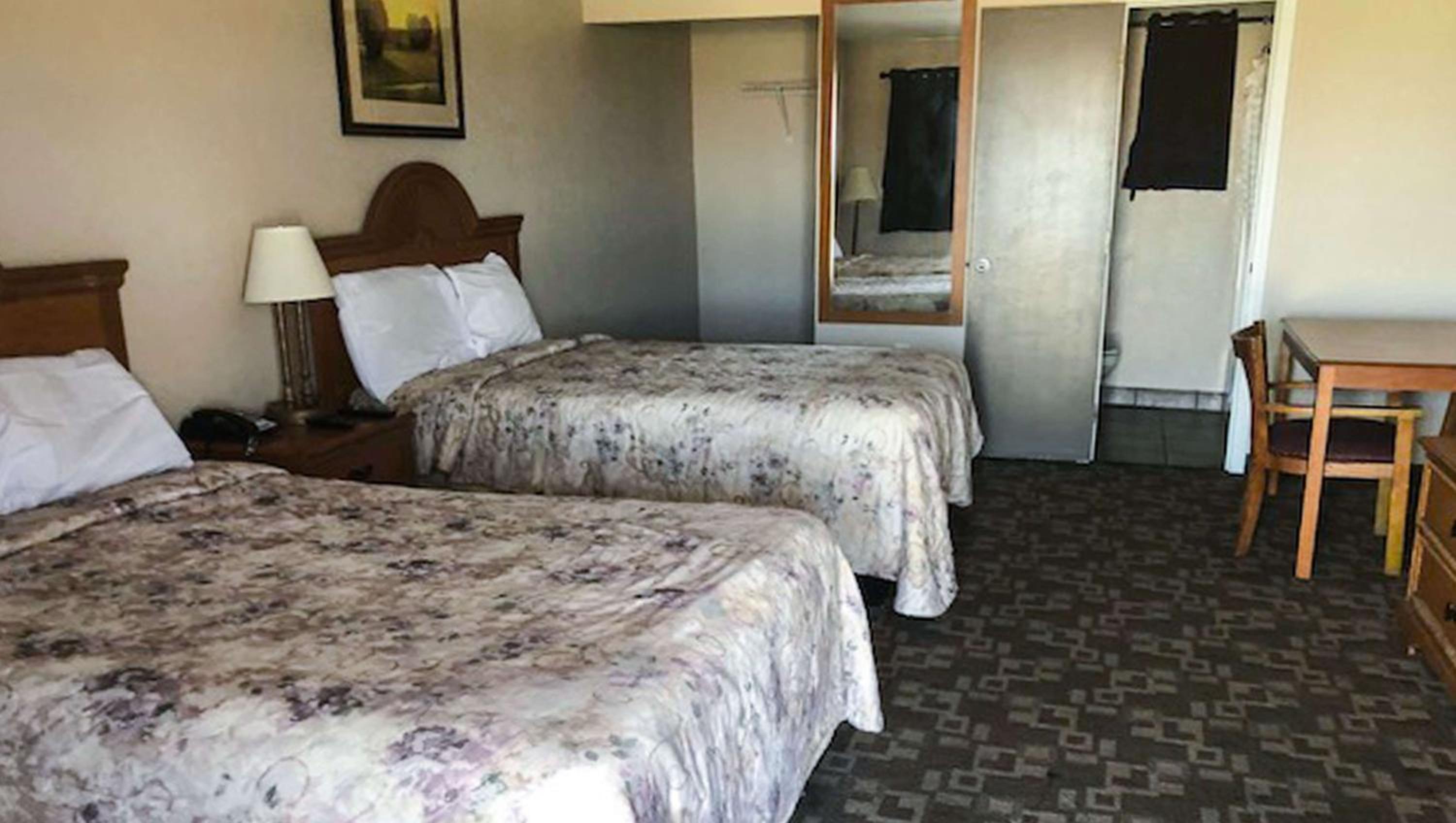 Queen Room With Two Queen Beds - Disability Access photo 3