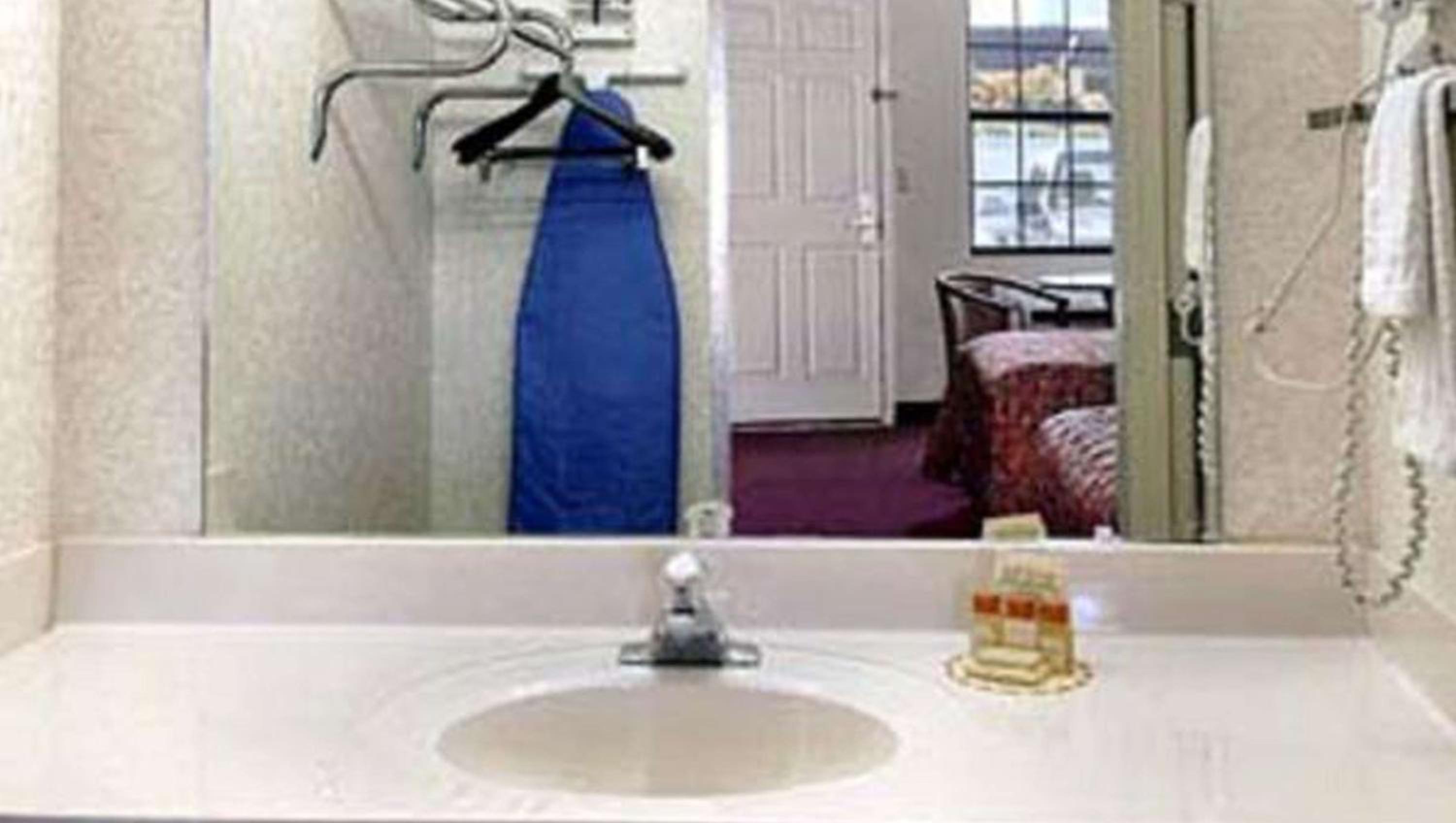 King Room - Non-Smoking photo 3