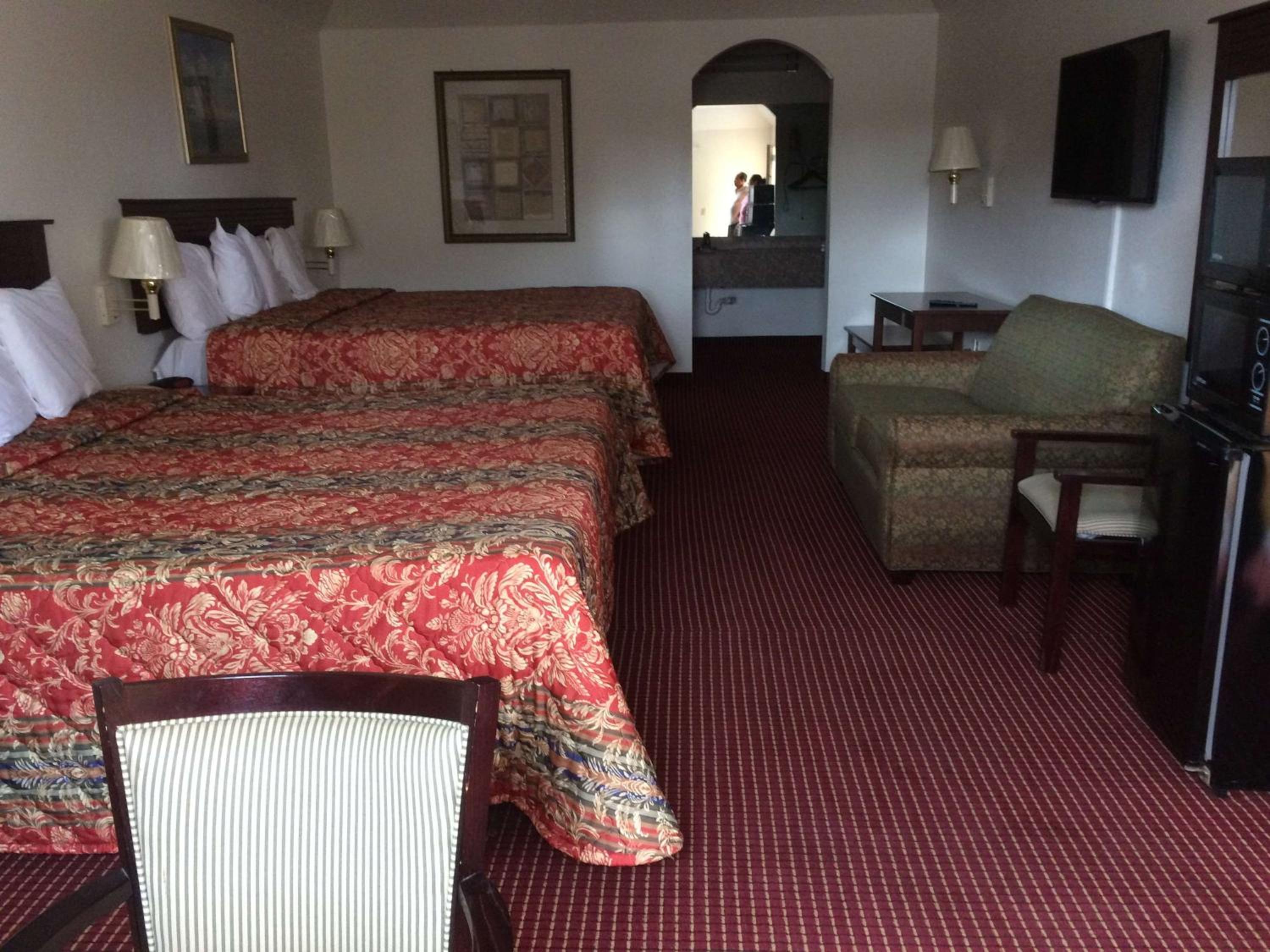 Queen Room with Two Queen Beds photo 1