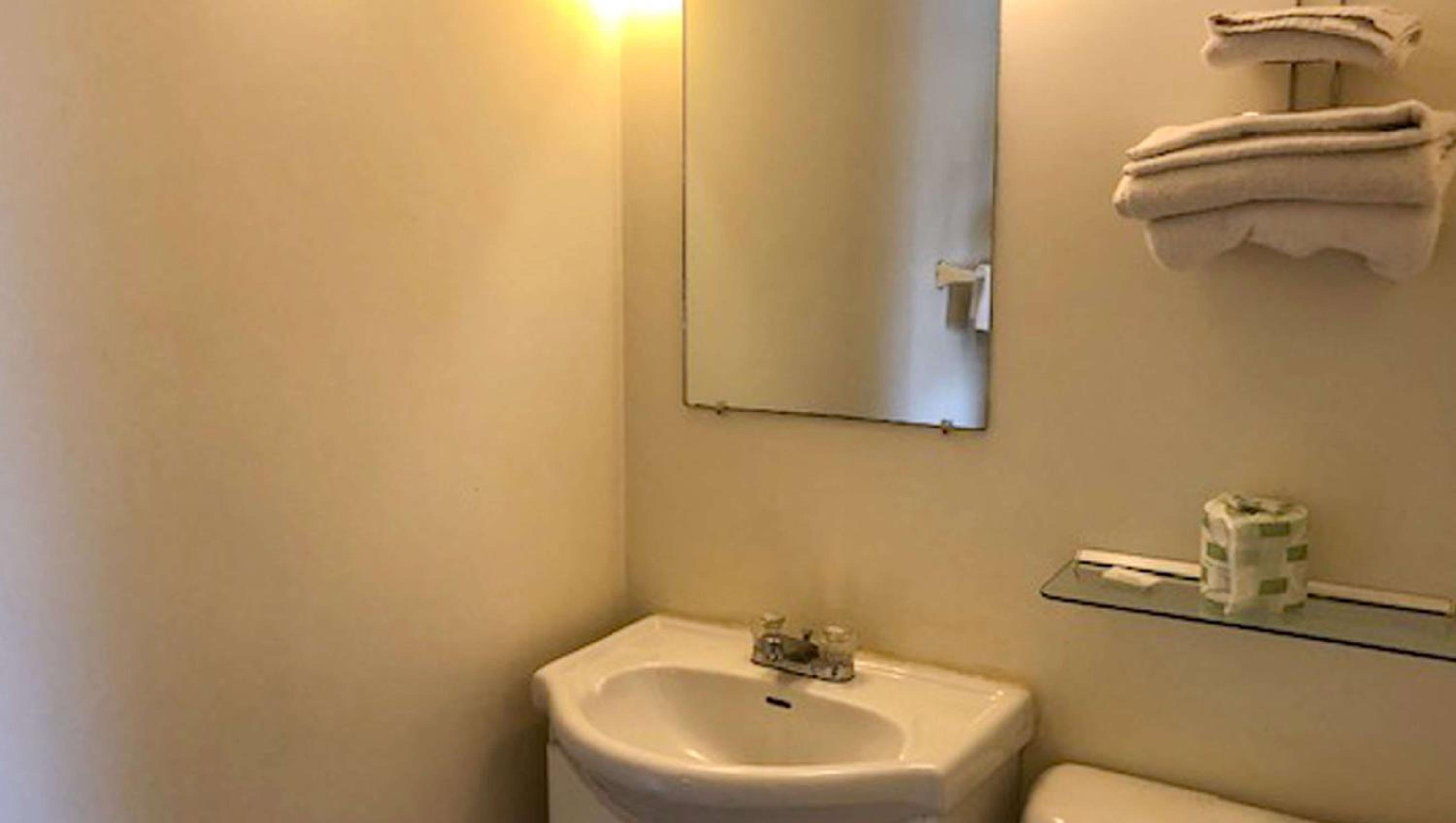 Queen Room photo 2