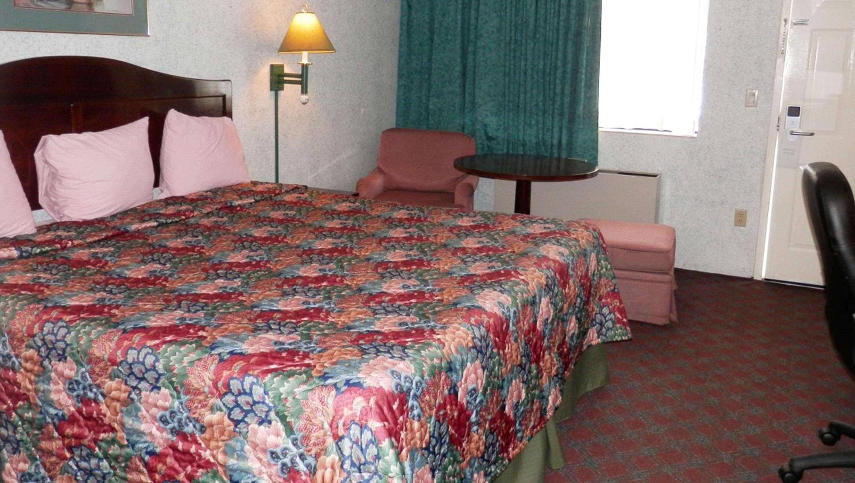 King Room - Non-Smoking - Photo 2