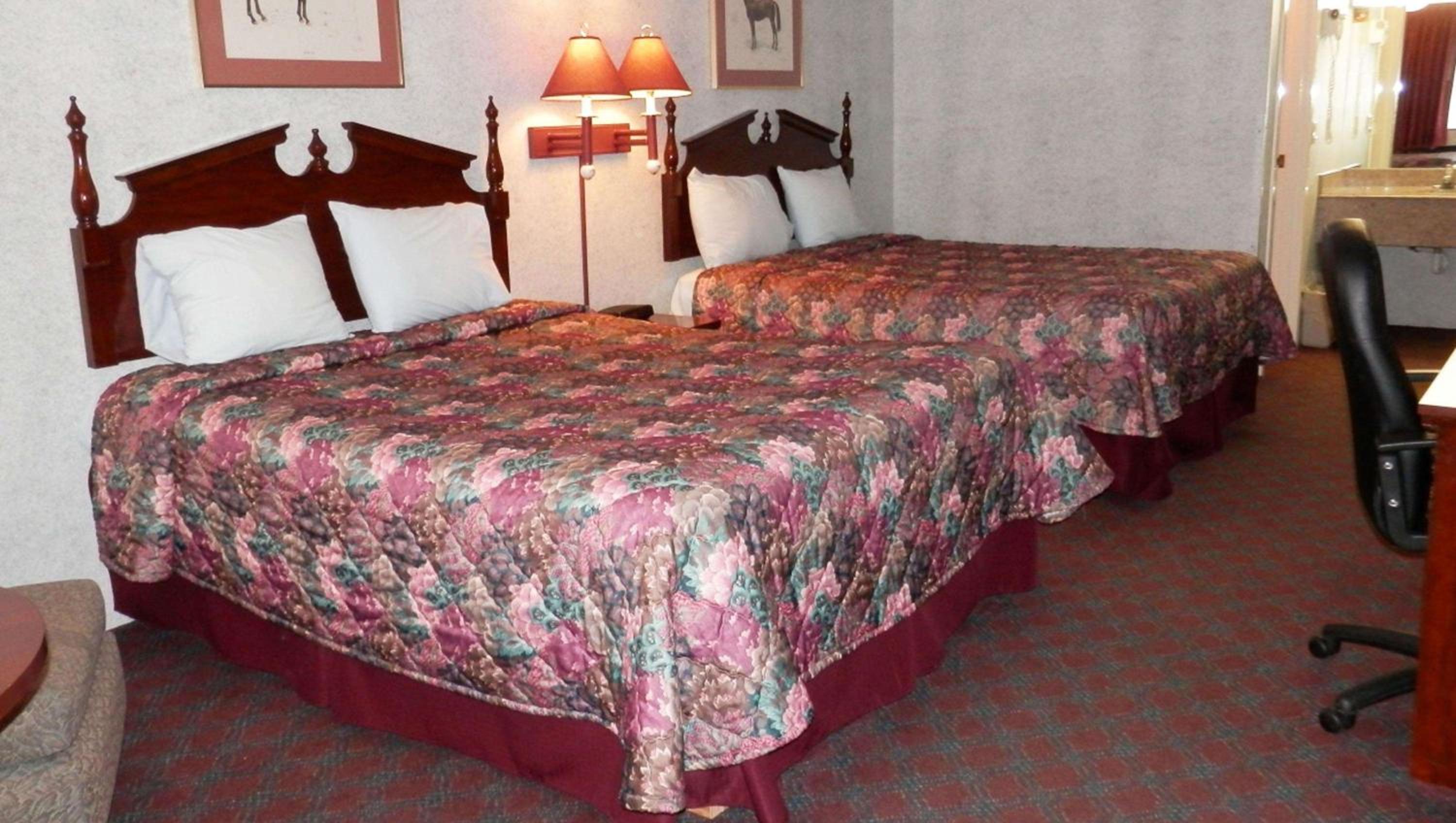 Queen Room with Two Queen Beds - Non-Smoking - Photo 1