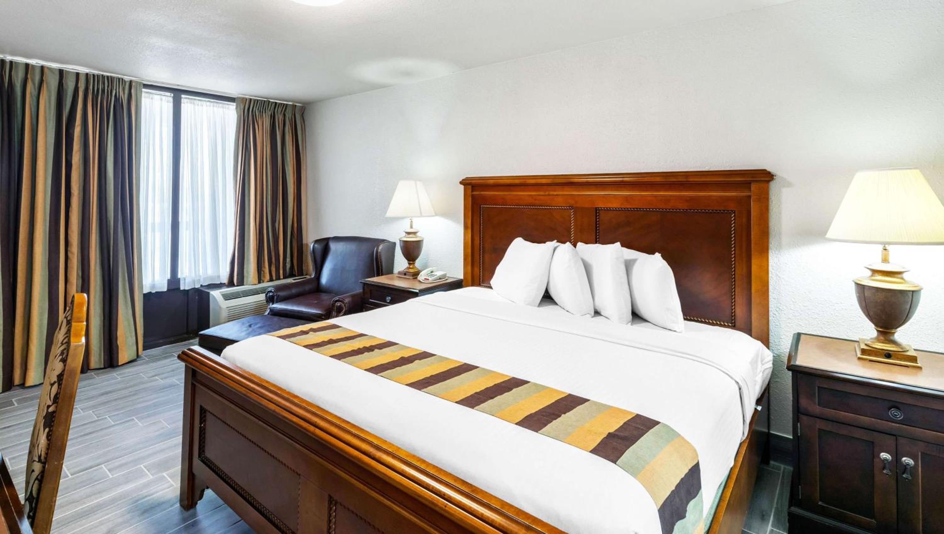 1 King Bed Nonsmoking - Photo 2