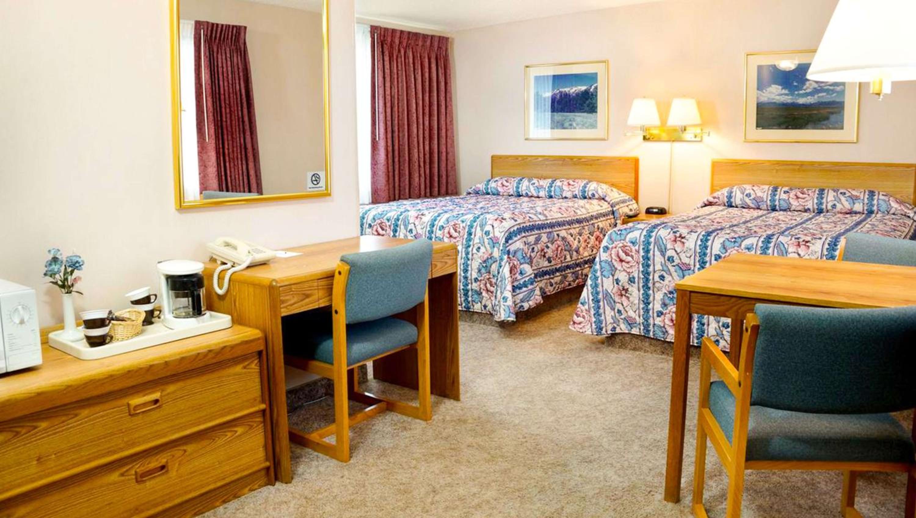 Queen Room with Two Queen Beds - Photo 4
