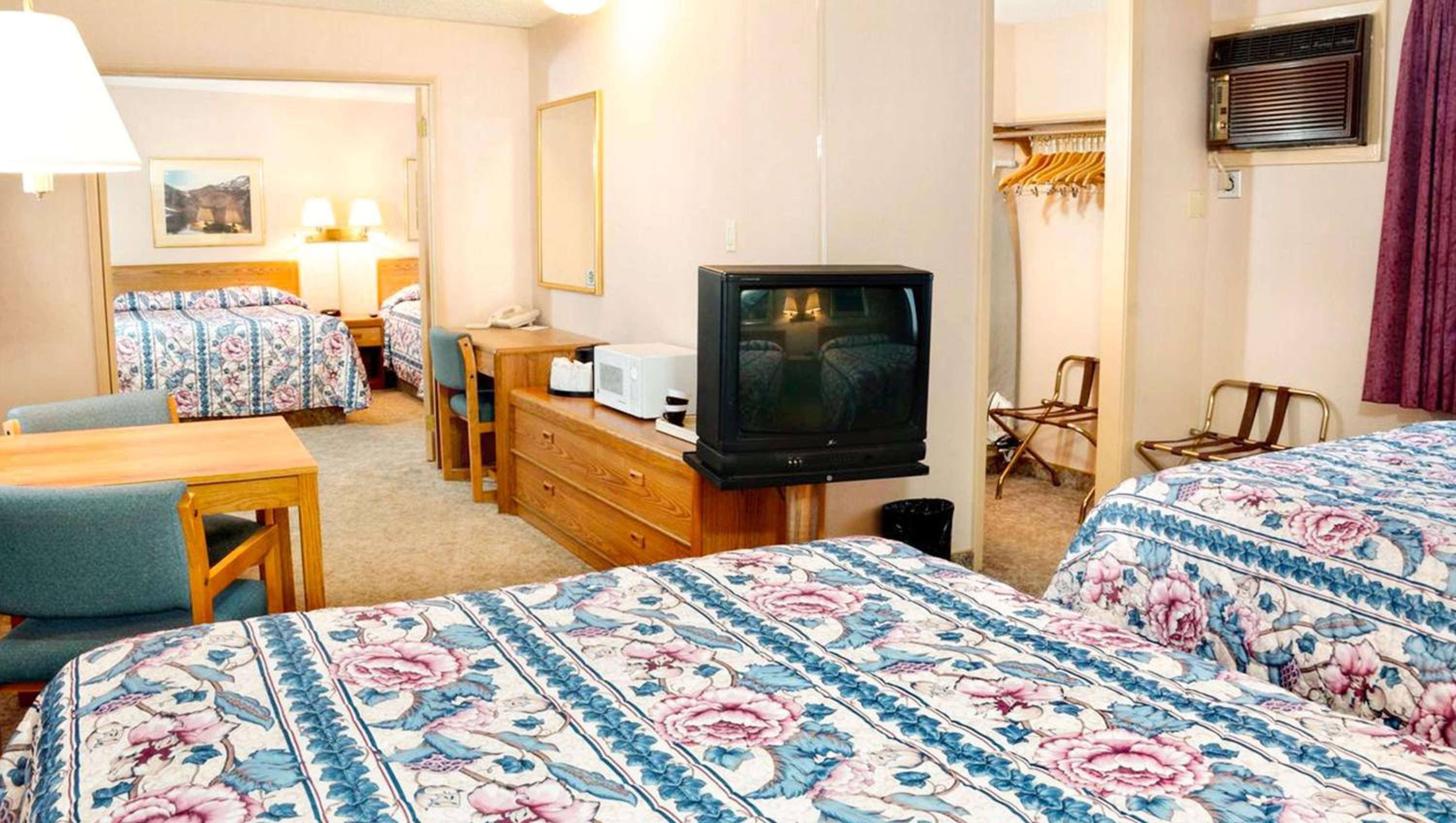 Queen Room with Two Queen Beds - Photo 5