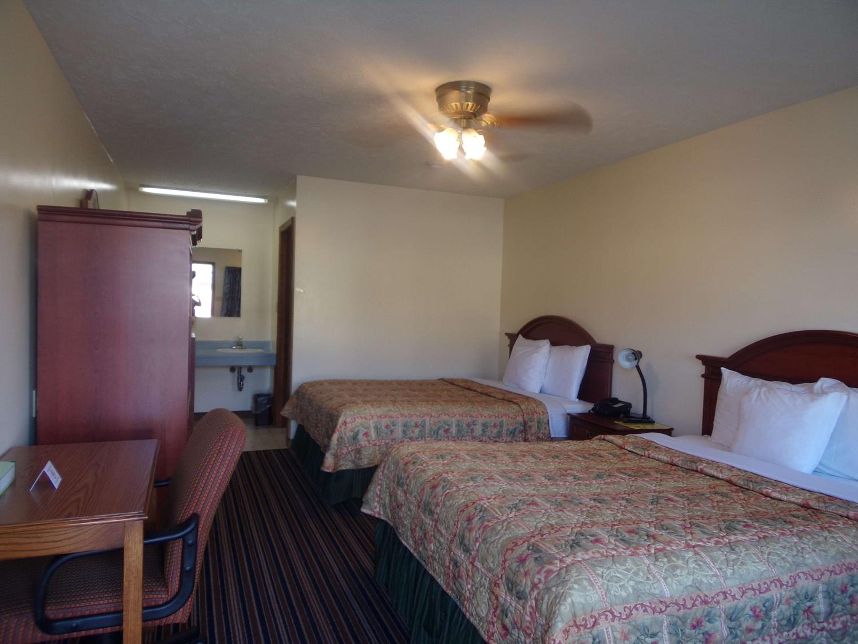 Double Room with Two Double Beds - Photo 2