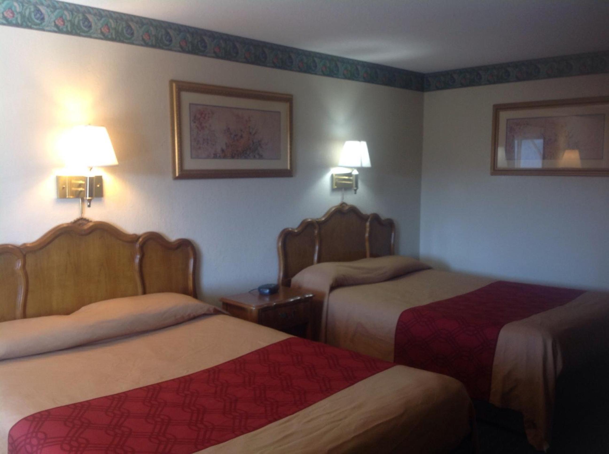 Queen Room with Two Queen Beds - Non-Smoking - Photo 3
