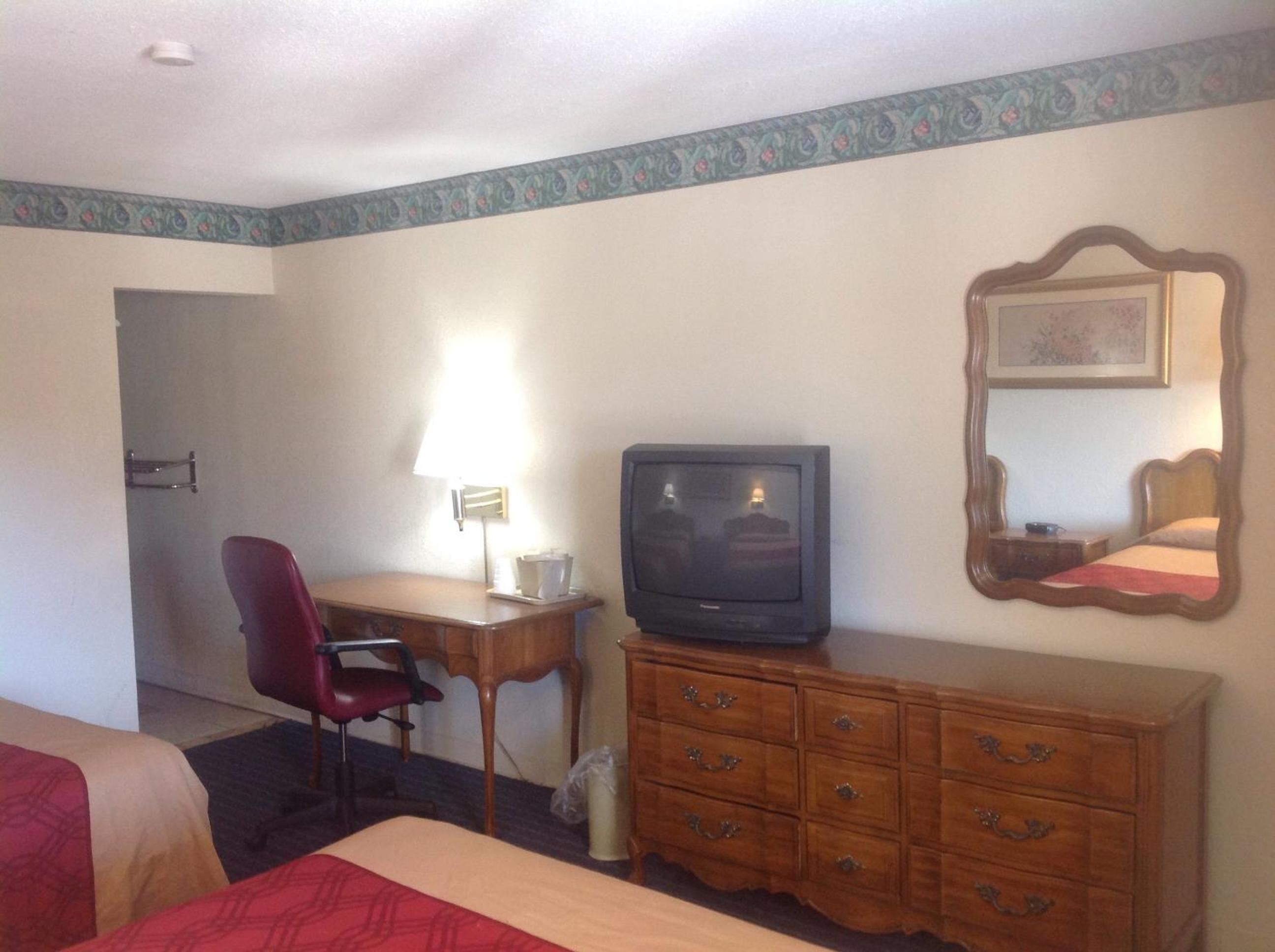 Queen Room with Two Queen Beds - Non-Smoking - Photo 2