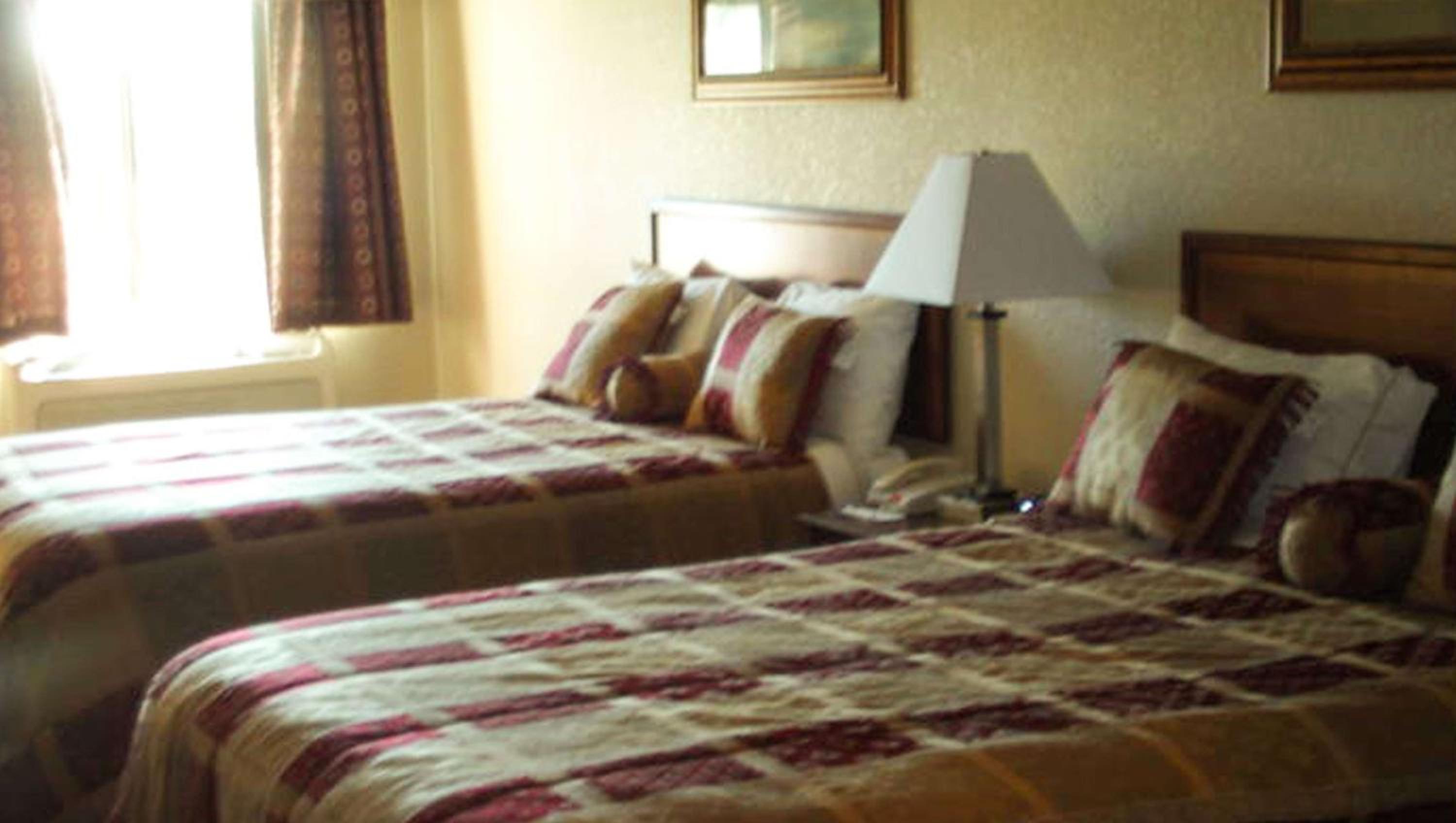 Queen Room with Two Queen Beds - Photo 2
