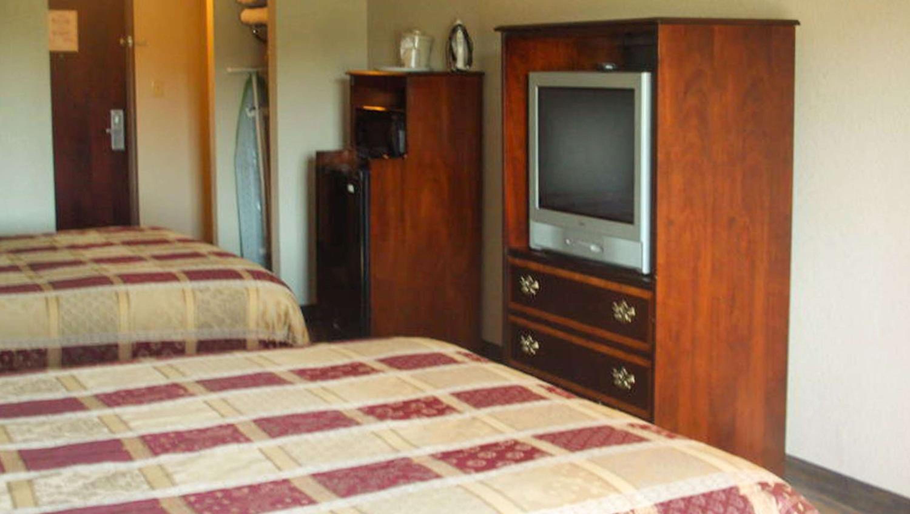 Queen Room with Two Queen Beds - Photo 3