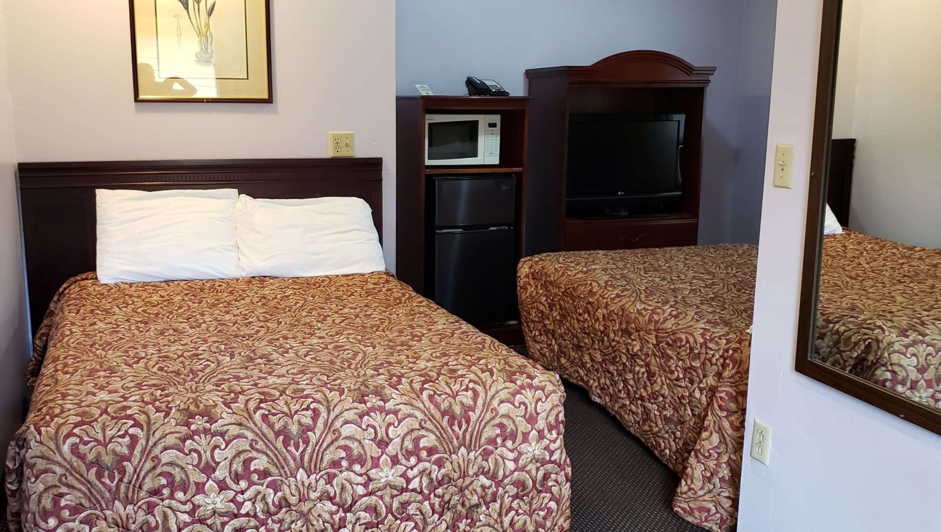 Queen Room with Two Queen Beds - Non-Smoking - Photo 1