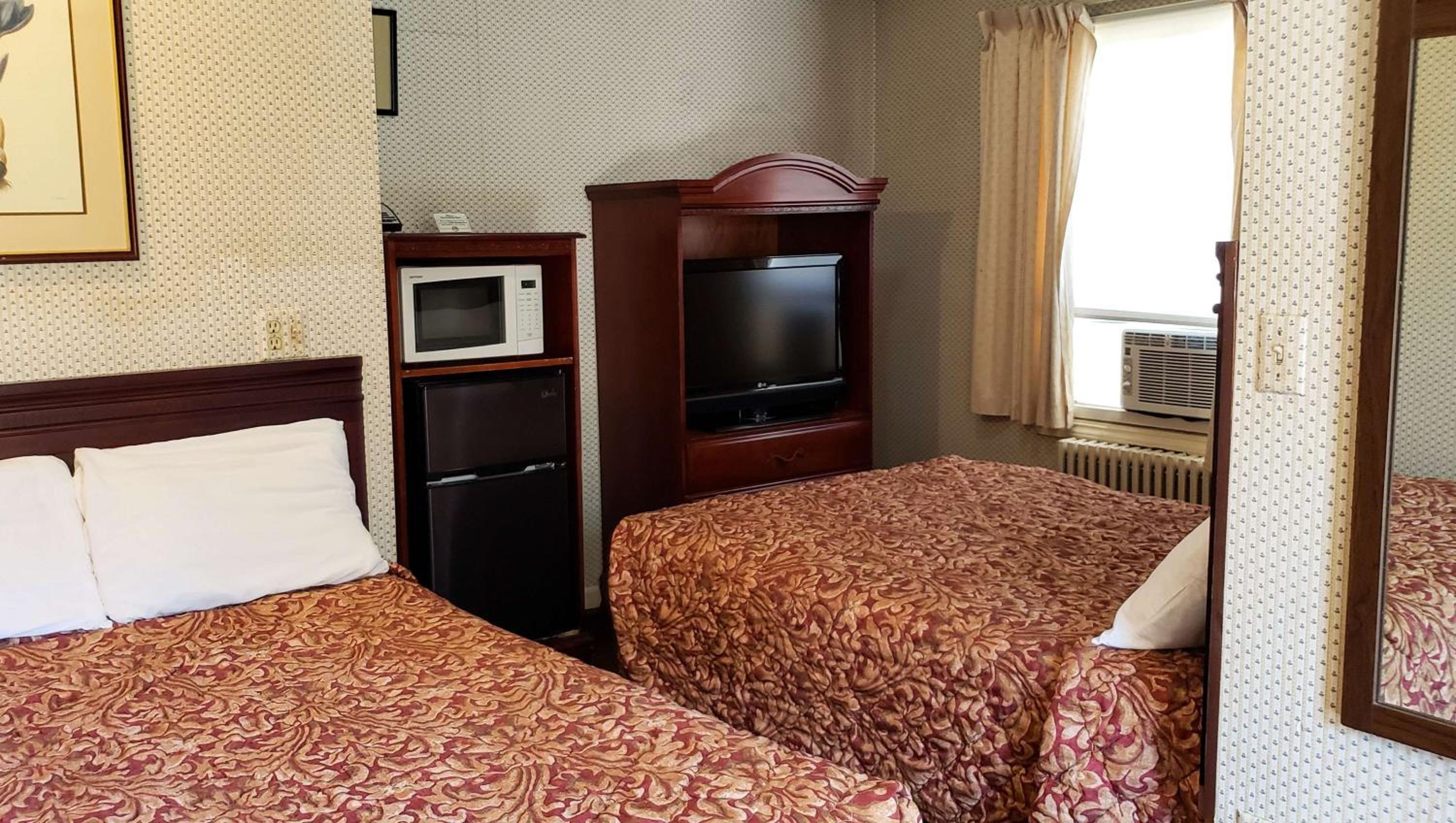 Queen Room with Two Queen Beds - Non-Smoking - Photo 2