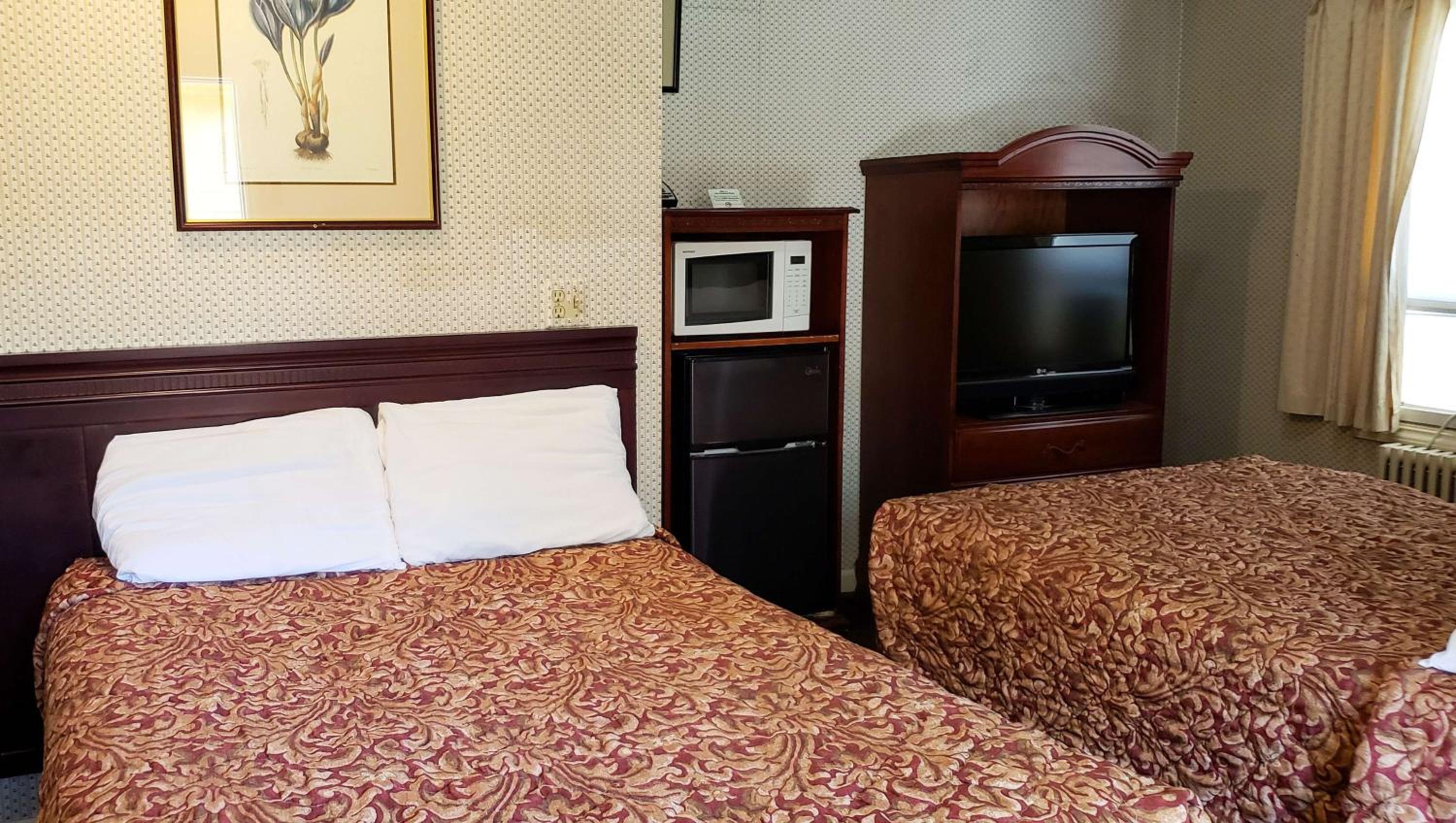 Queen Room with Two Queen Beds - Non-Smoking - Photo 3