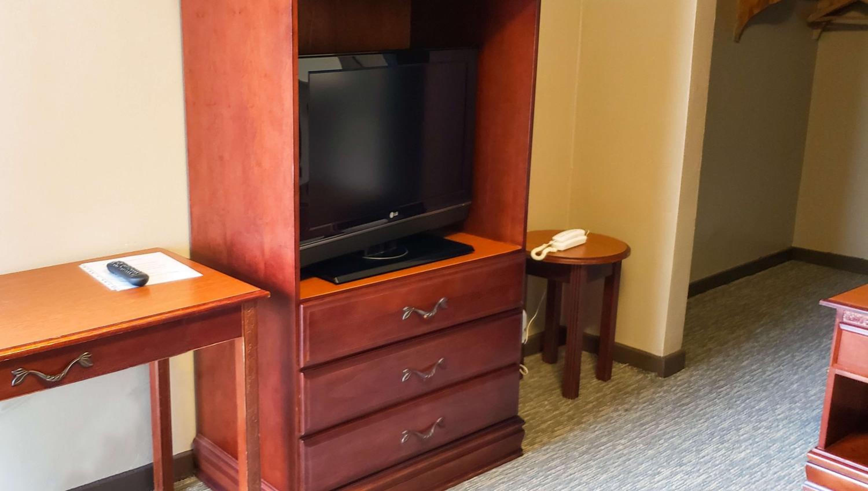 Queen Room - Non-Smoking - Photo 10