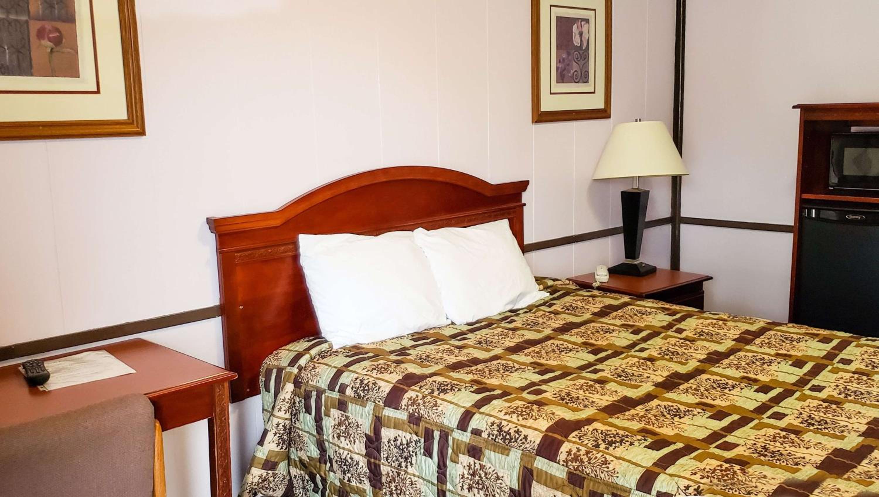 Queen Room - Non-Smoking - Photo 1