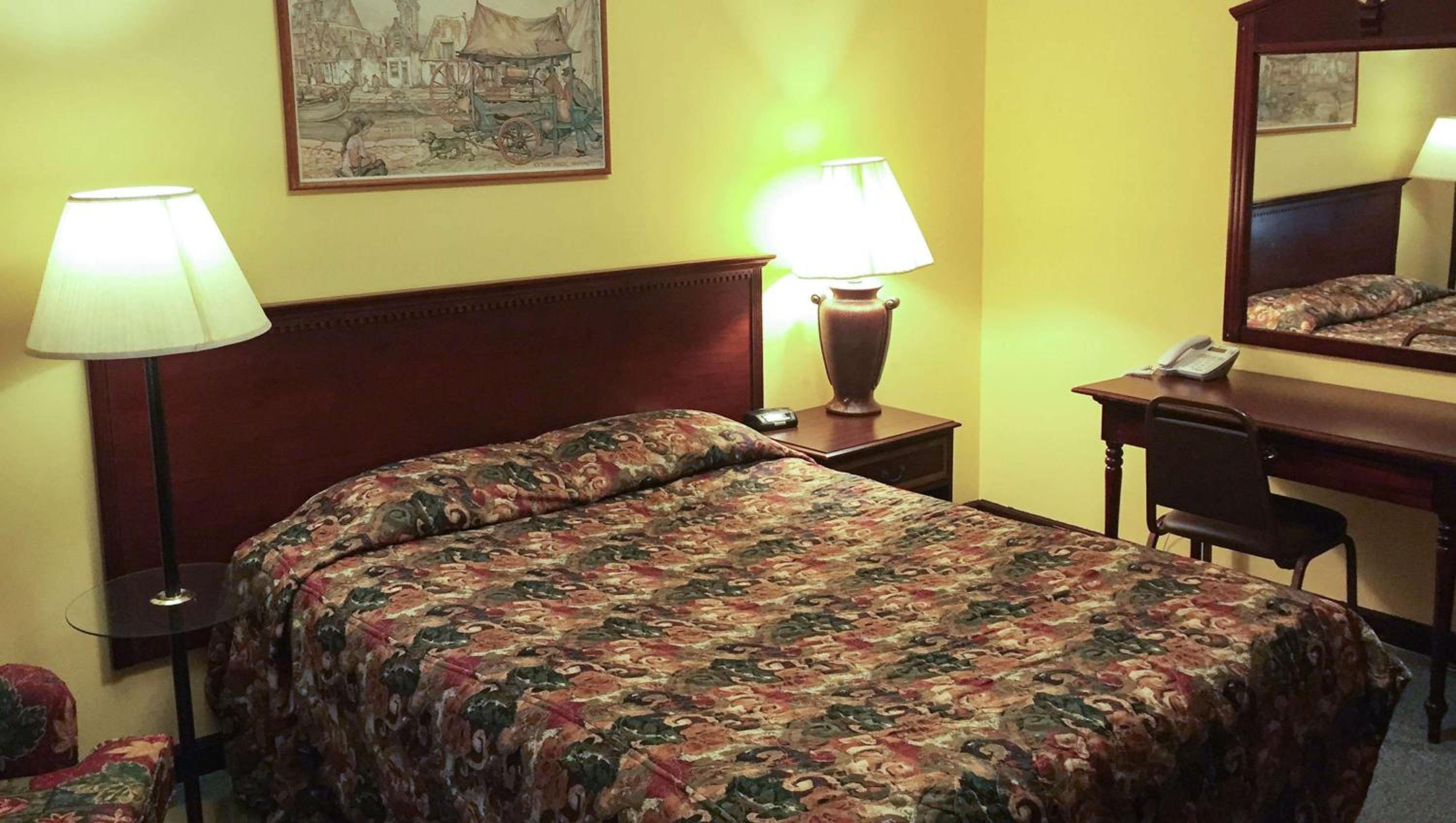 Queen Room - Non-Smoking - Photo 3