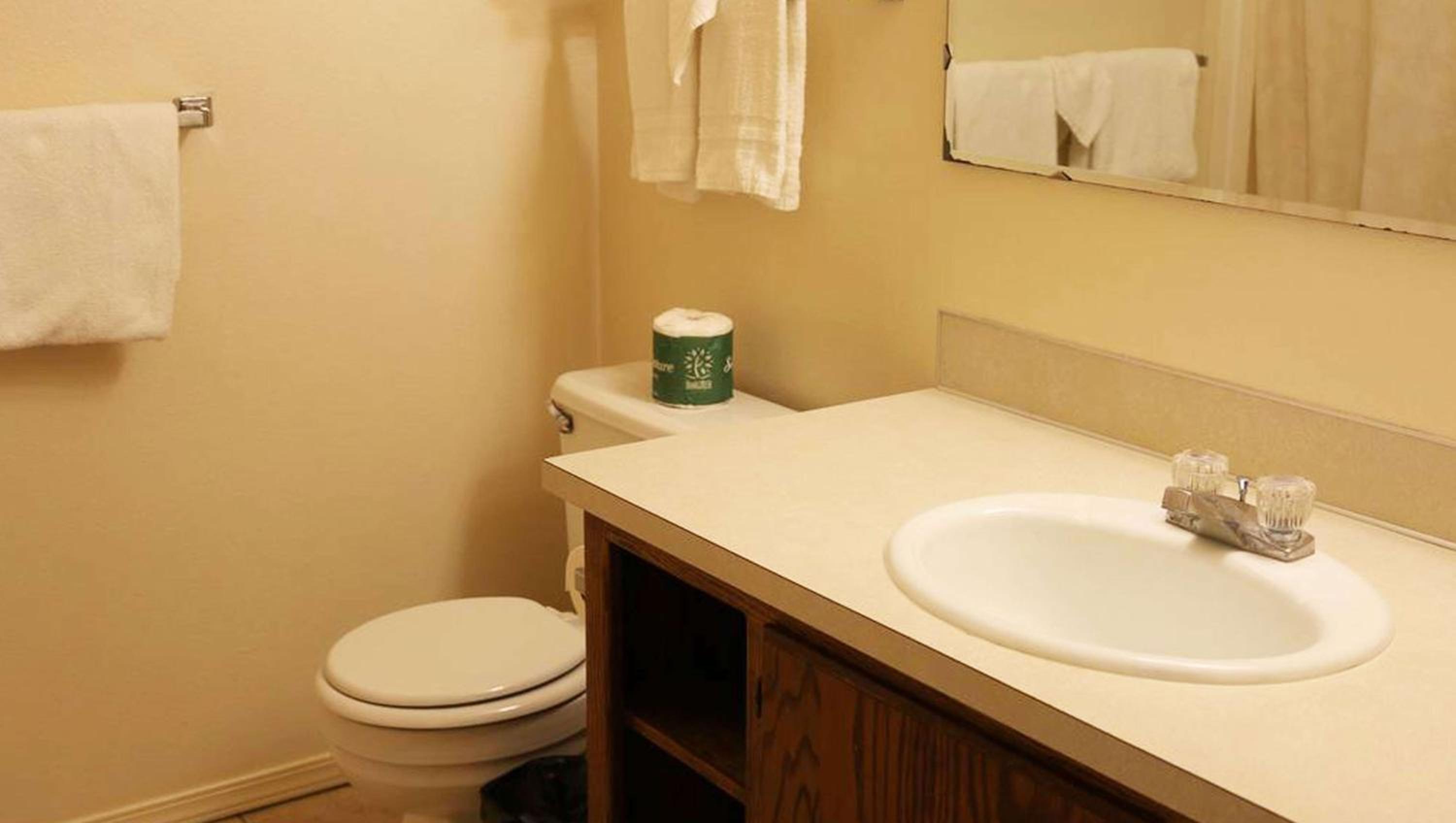 Queen Room - Non-Smoking - Photo 8