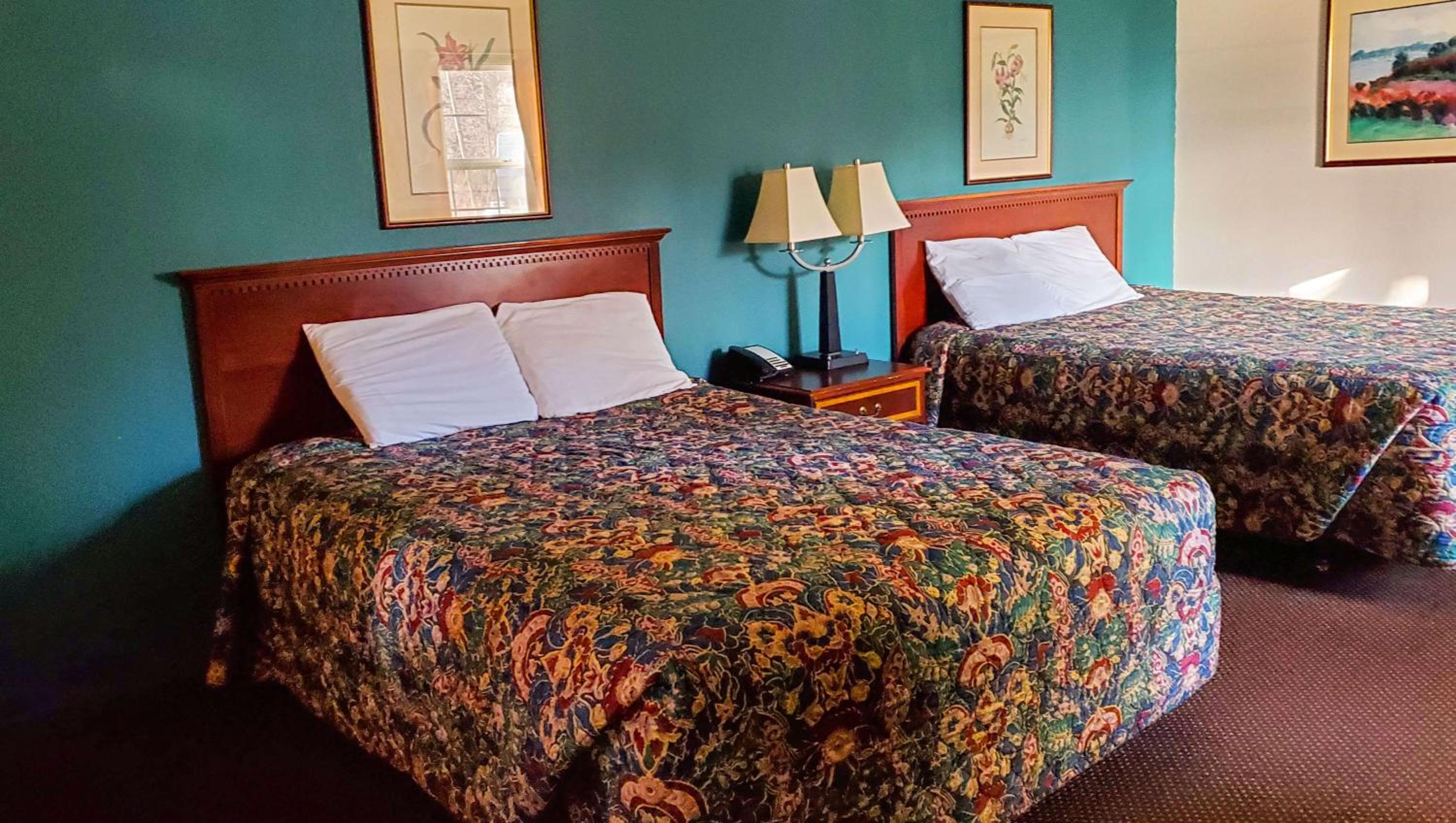 Queen Room with Two Queen Beds - Non-Smoking - Photo 4