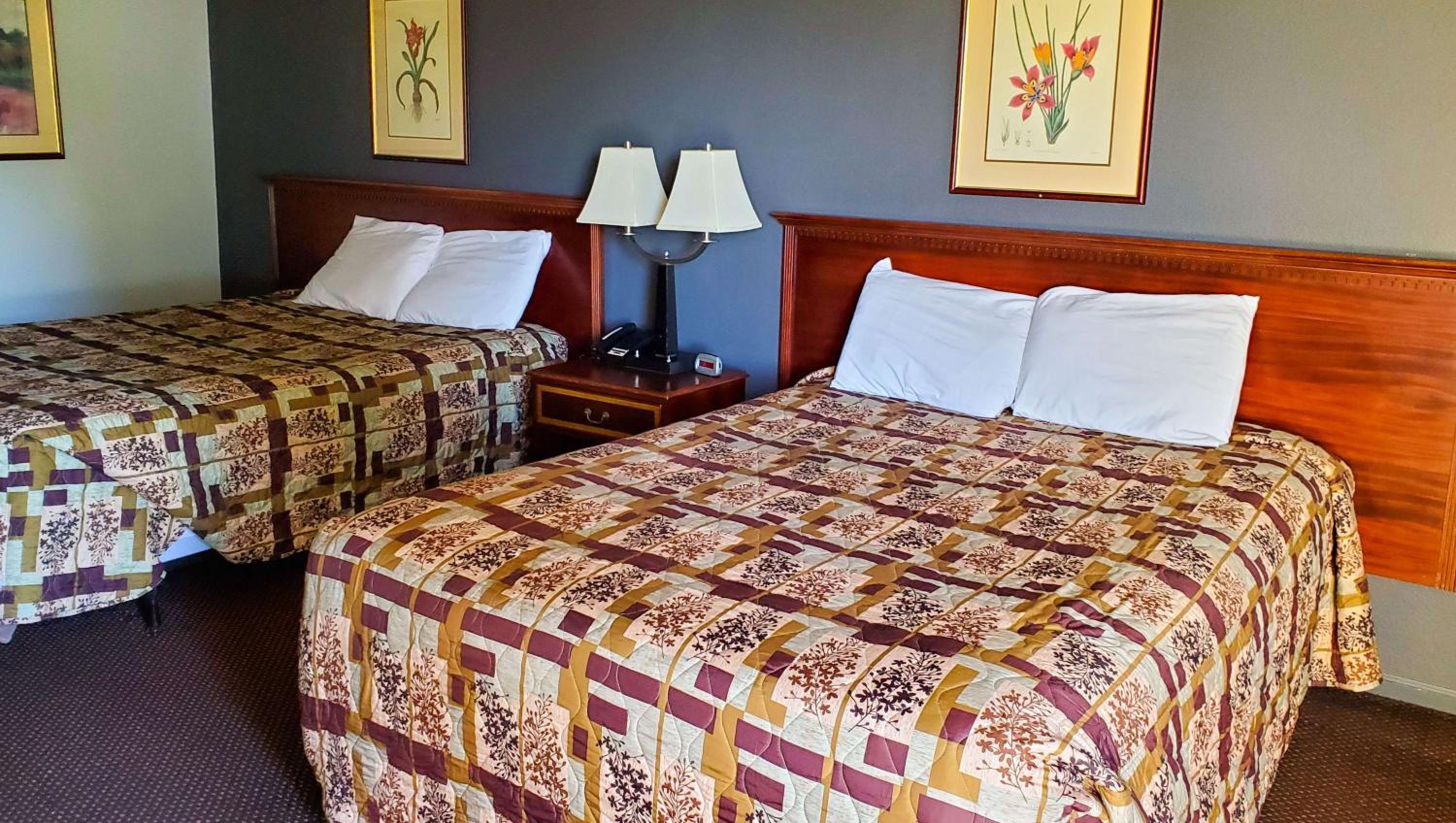 Queen Room with Two Queen Beds - Non-Smoking - Photo 5