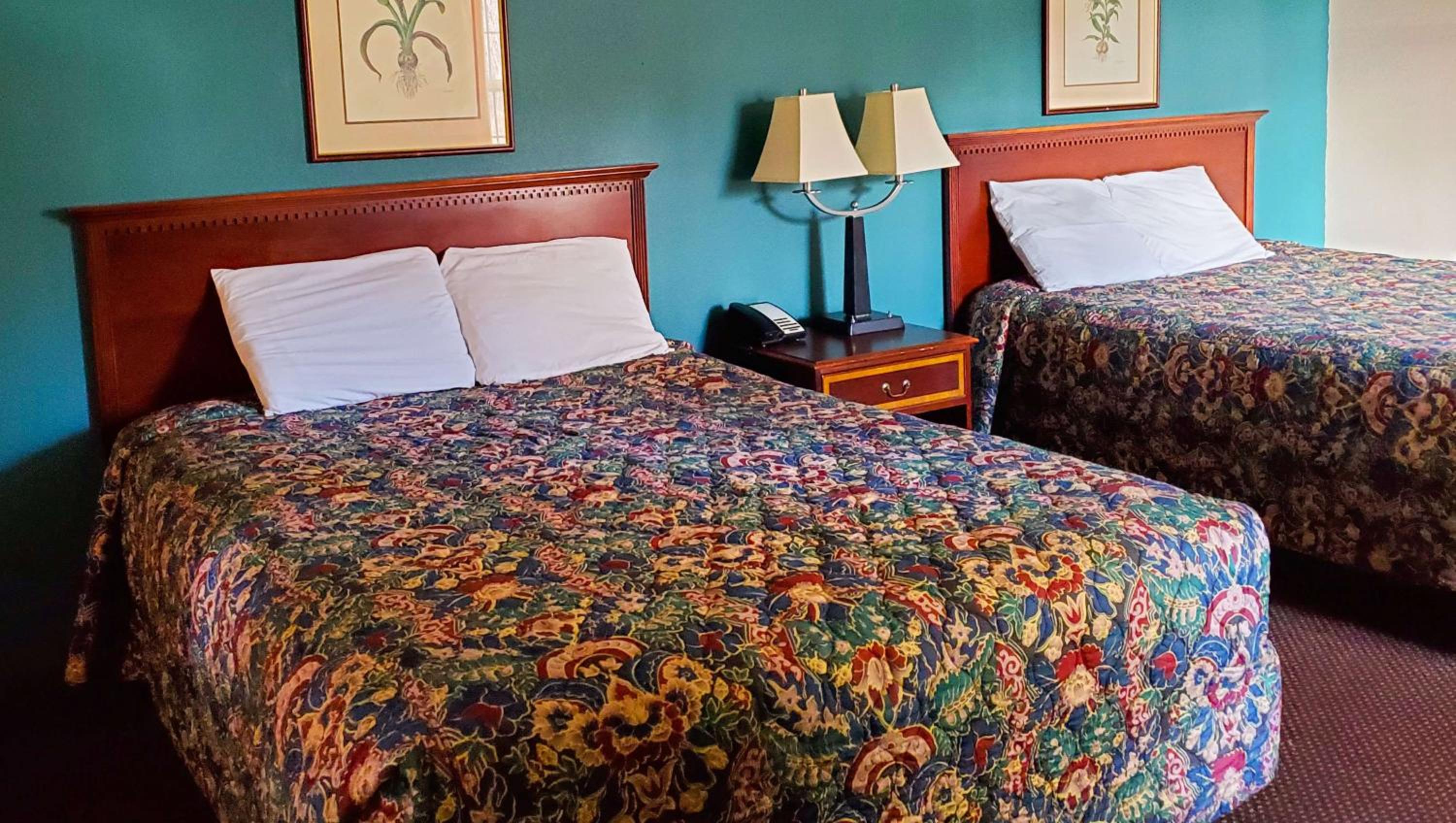 Queen Room with Two Queen Beds - Non-Smoking - Photo 6