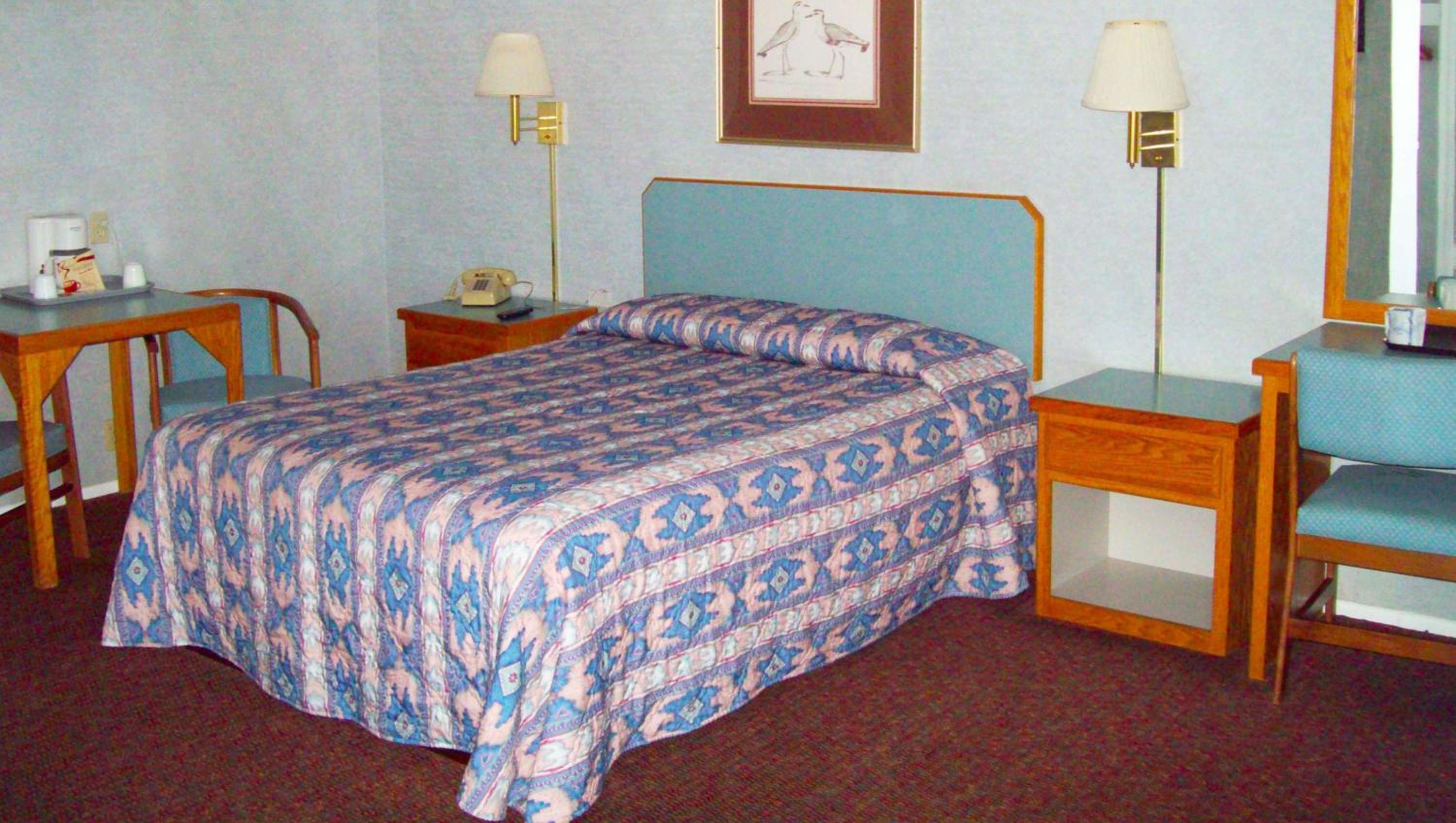 Queen Room - Non-Smoking - Photo 4