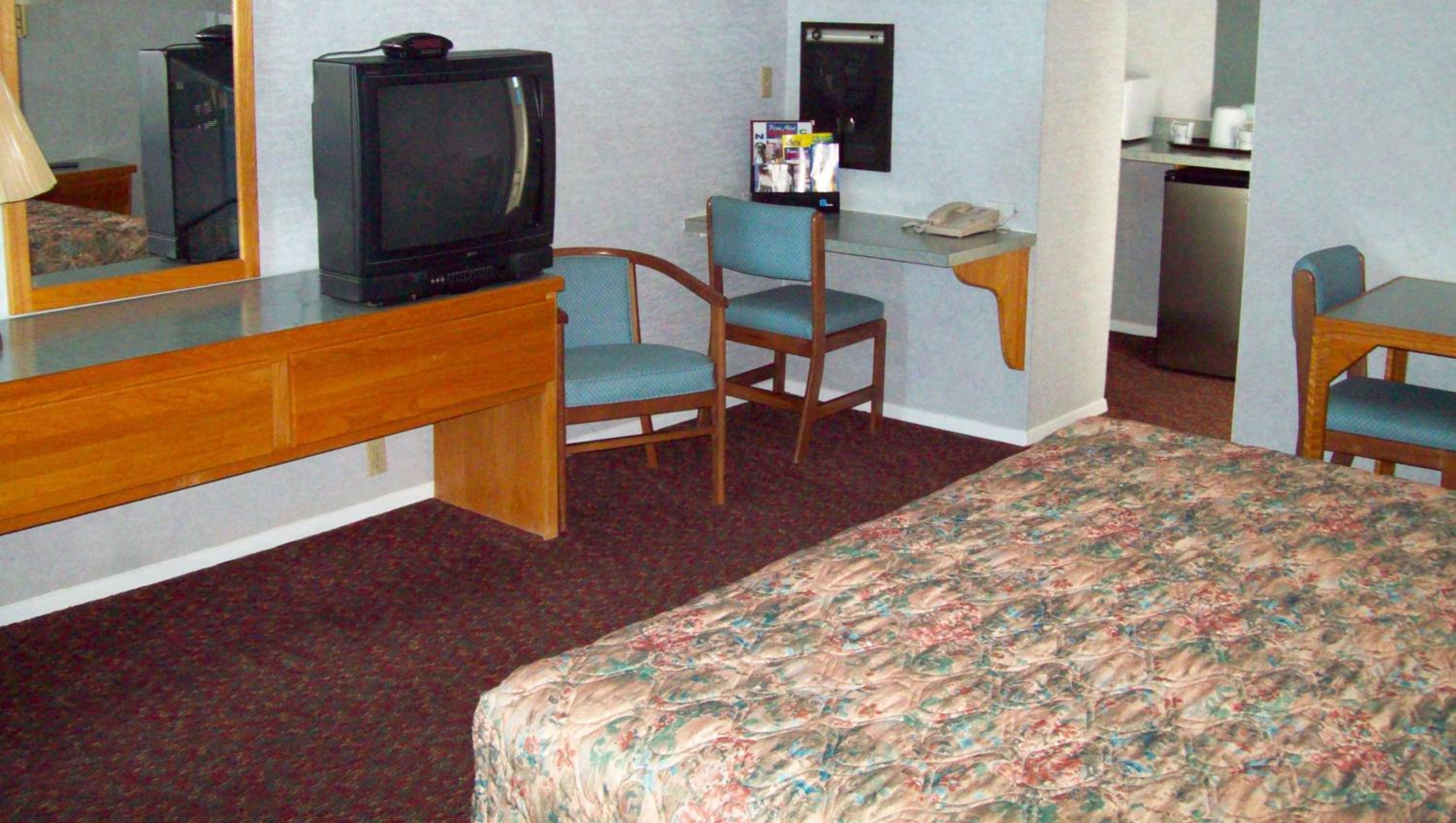 Queen Room - Non-Smoking - Photo 6
