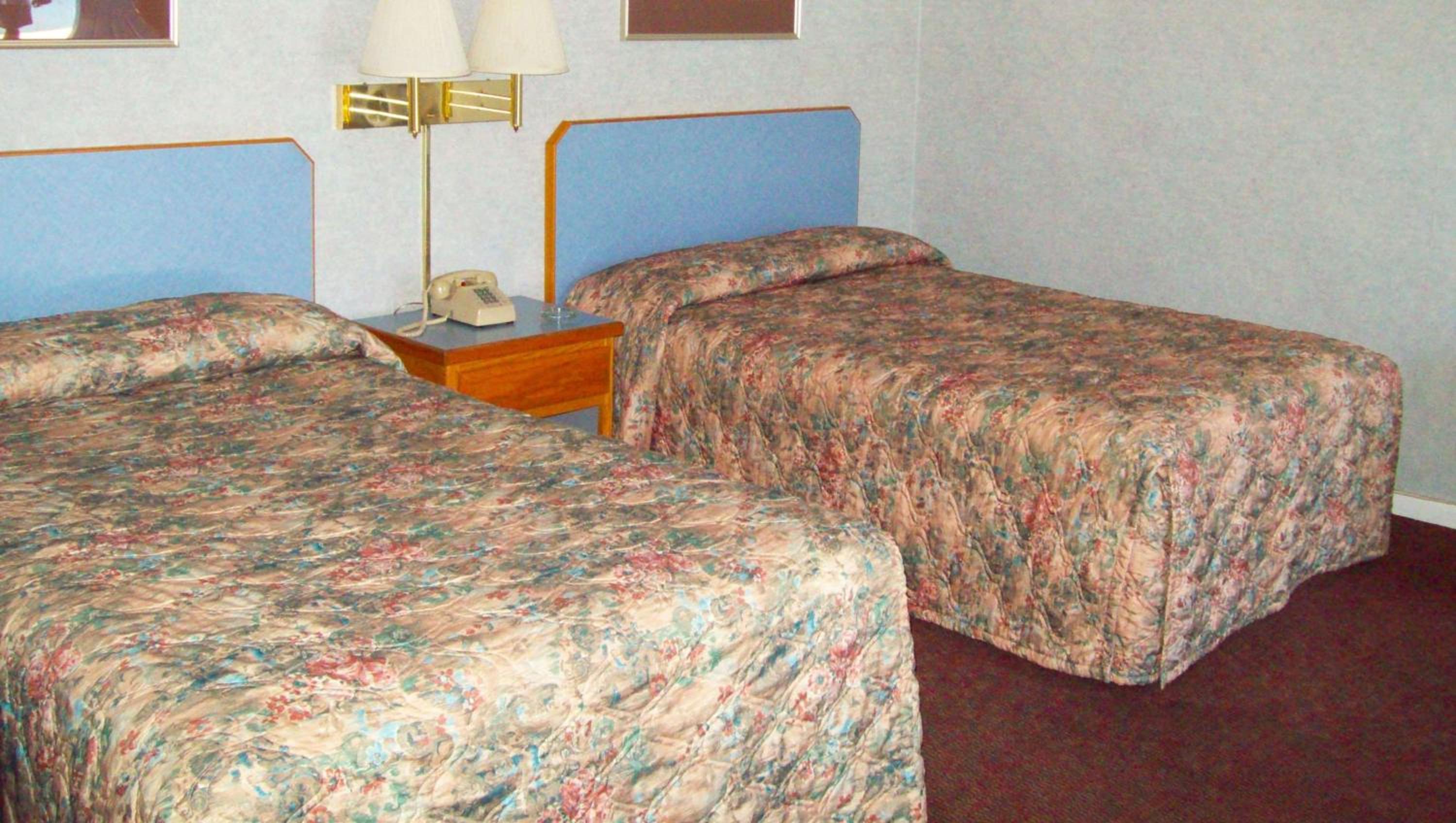 Queen Room with Two Queen Beds - Non-Smoking - Photo 1