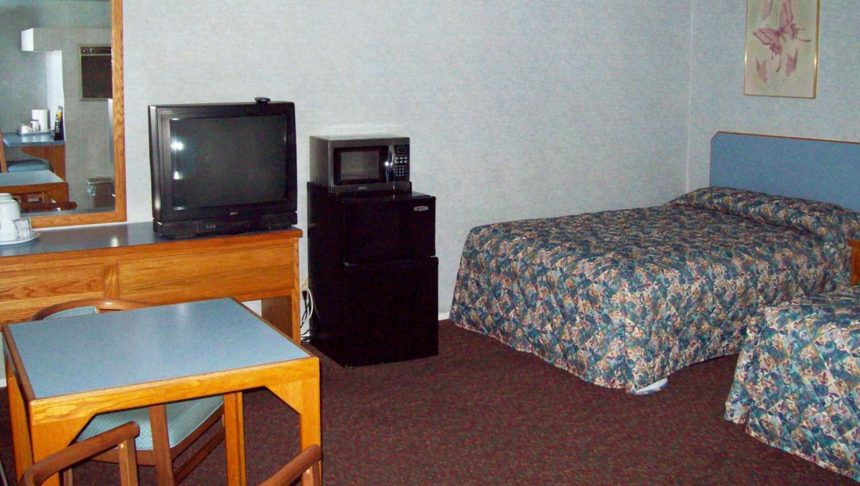 Queen Room with Two Queen Beds - Non-Smoking - Photo 4
