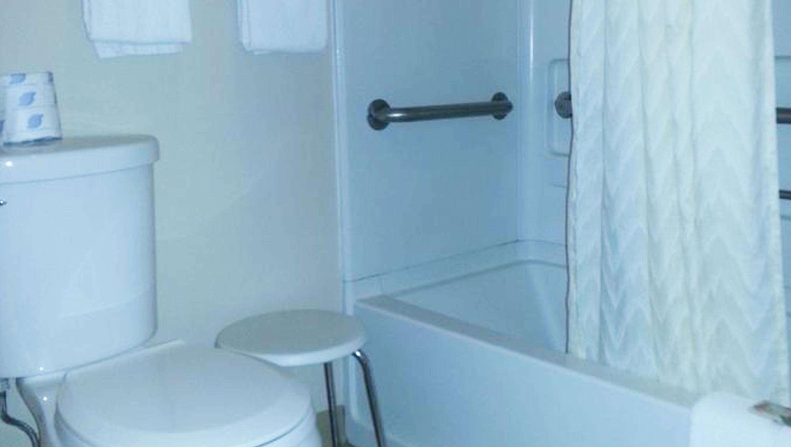 Standard King Room - Photo 8
