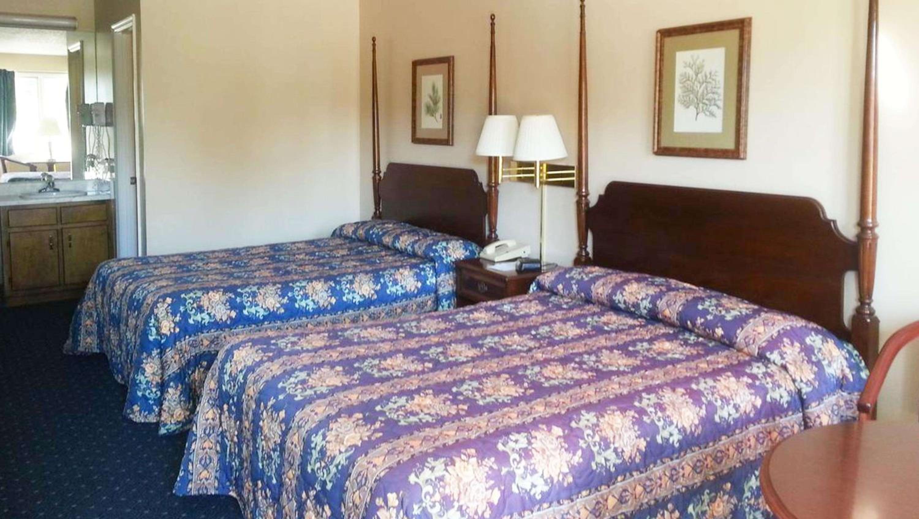 Double Room with Two Double Beds - Photo 2