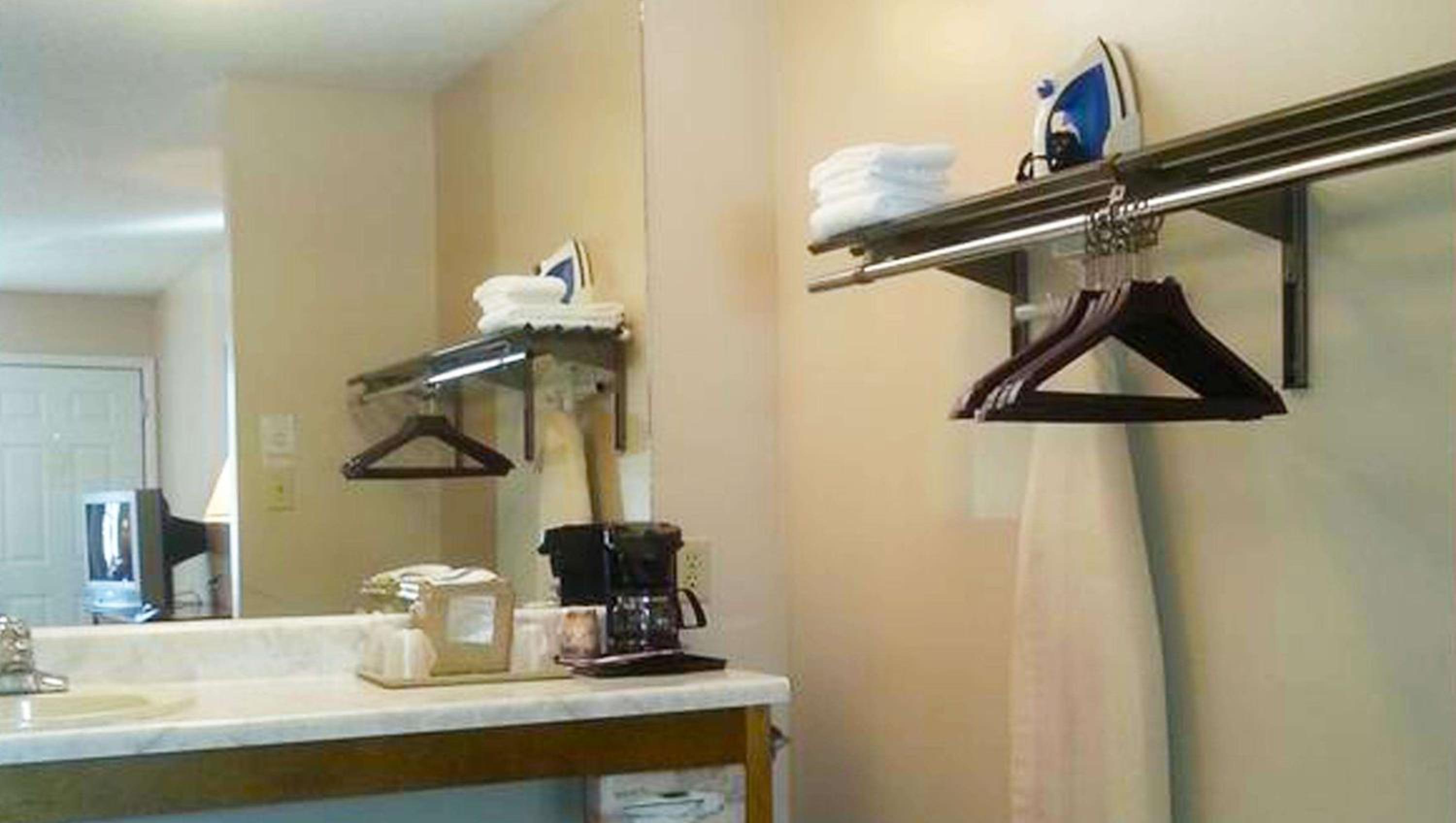 Double Room with Two Double Beds - Photo 8