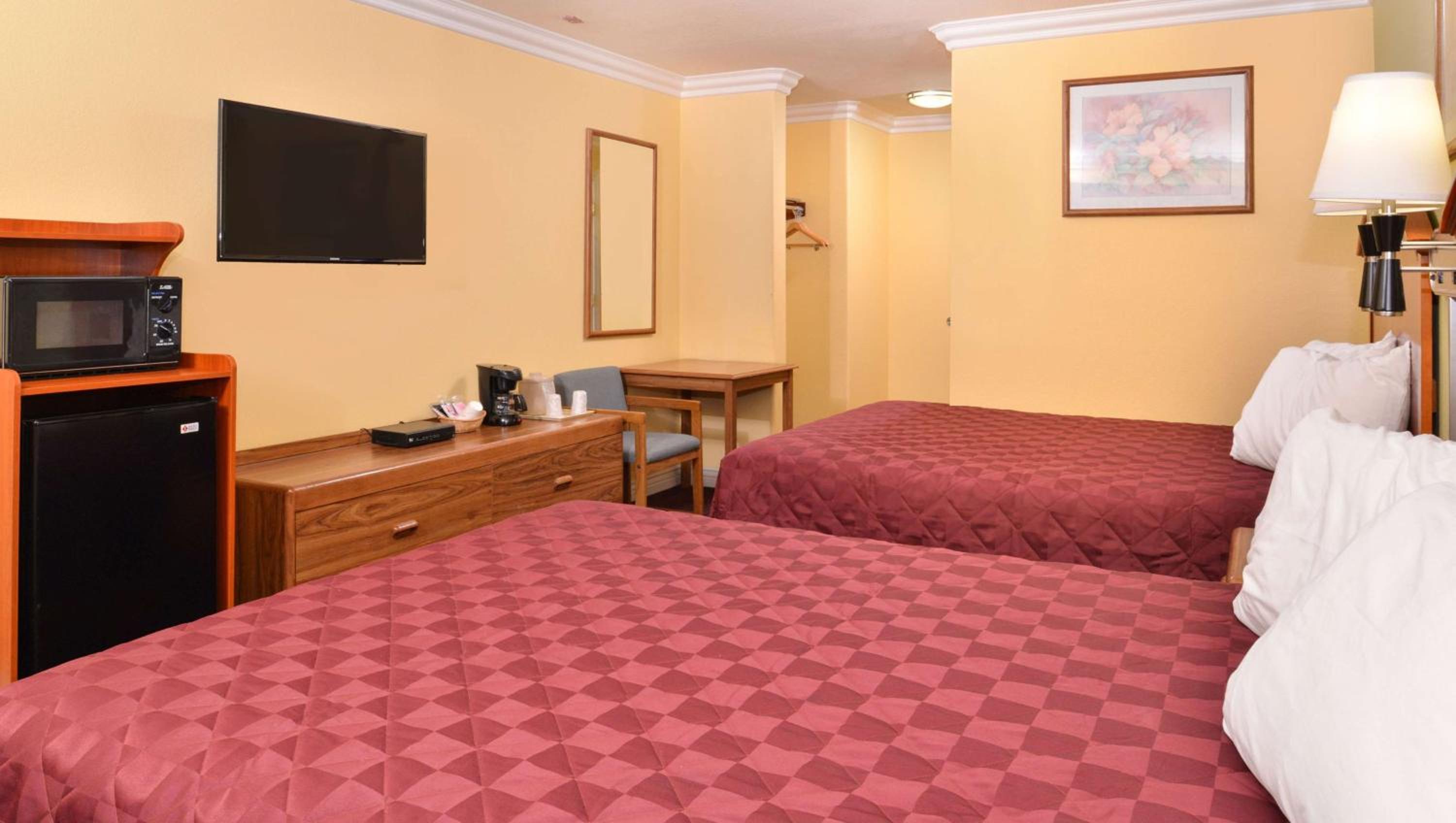 Queen Room with Two Queen Beds - Non-Smoking photo 2