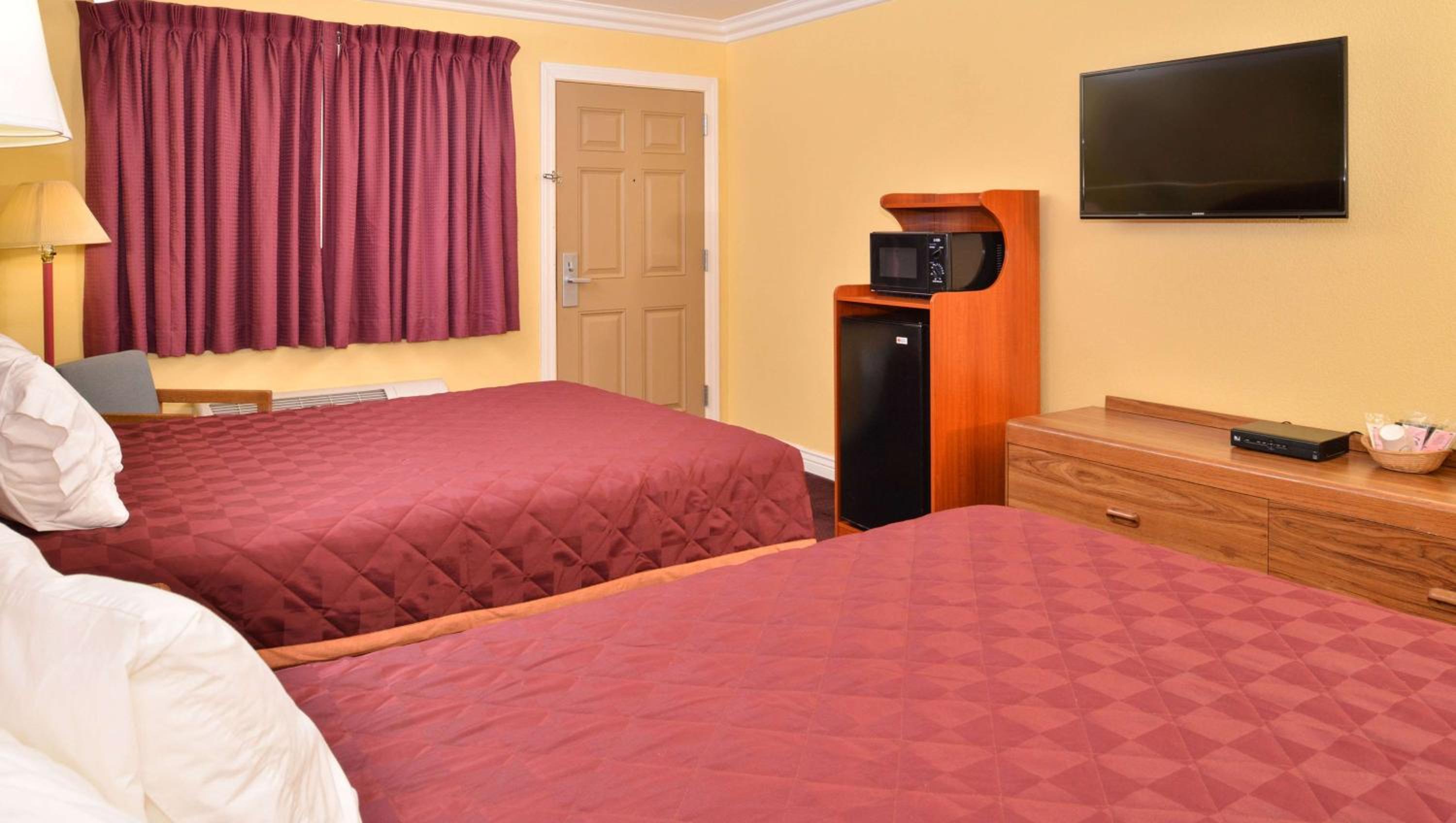 Queen Room with Two Queen Beds - Non-Smoking photo 3