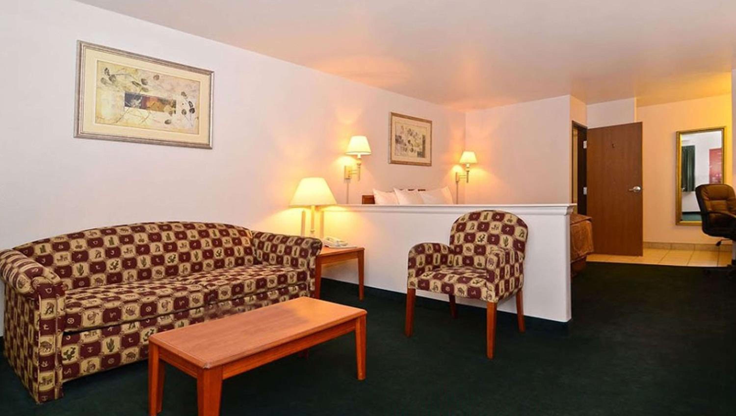 King Suite - Non-Smoking photo 2