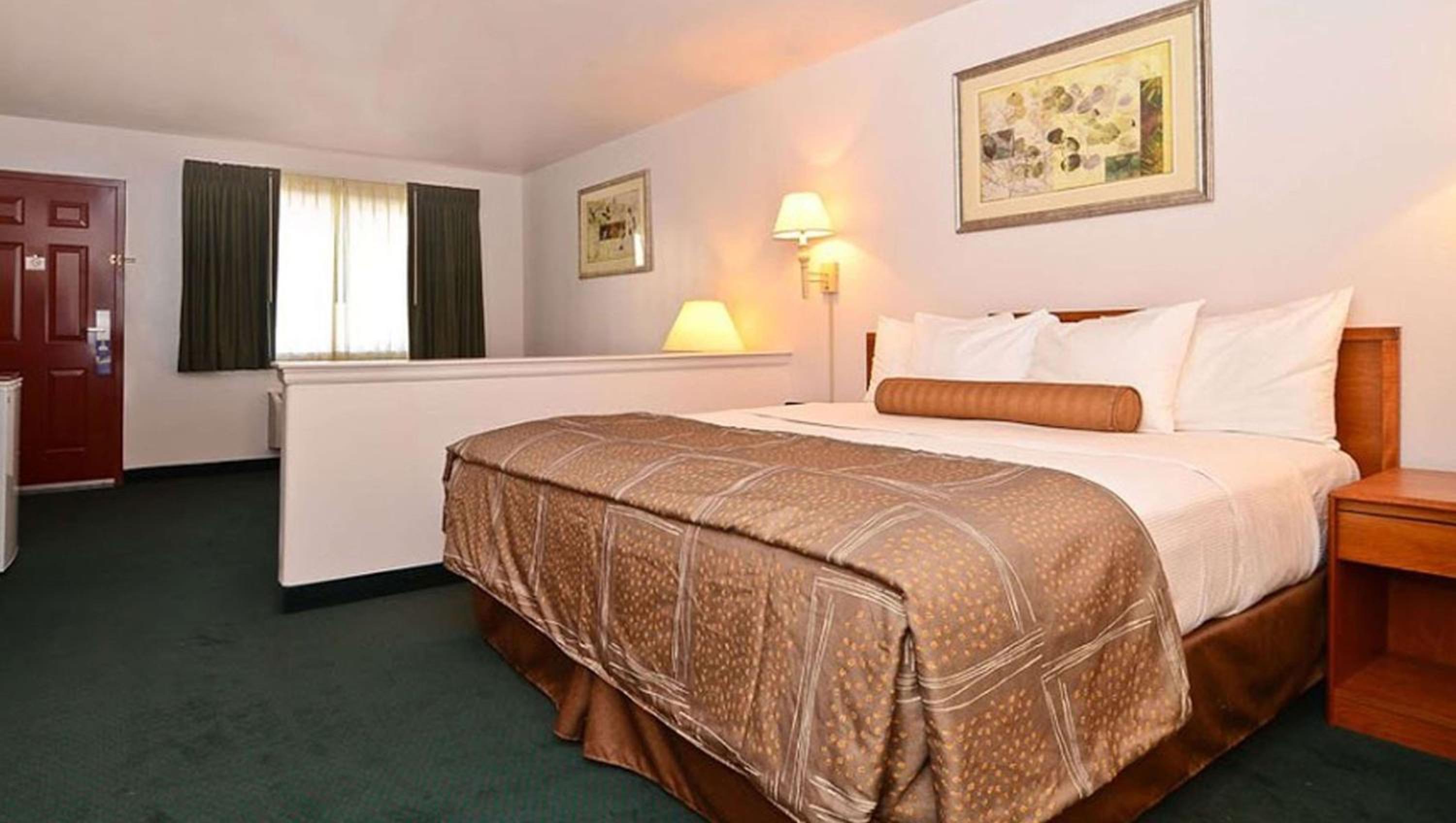 King Suite - Non-Smoking photo 3
