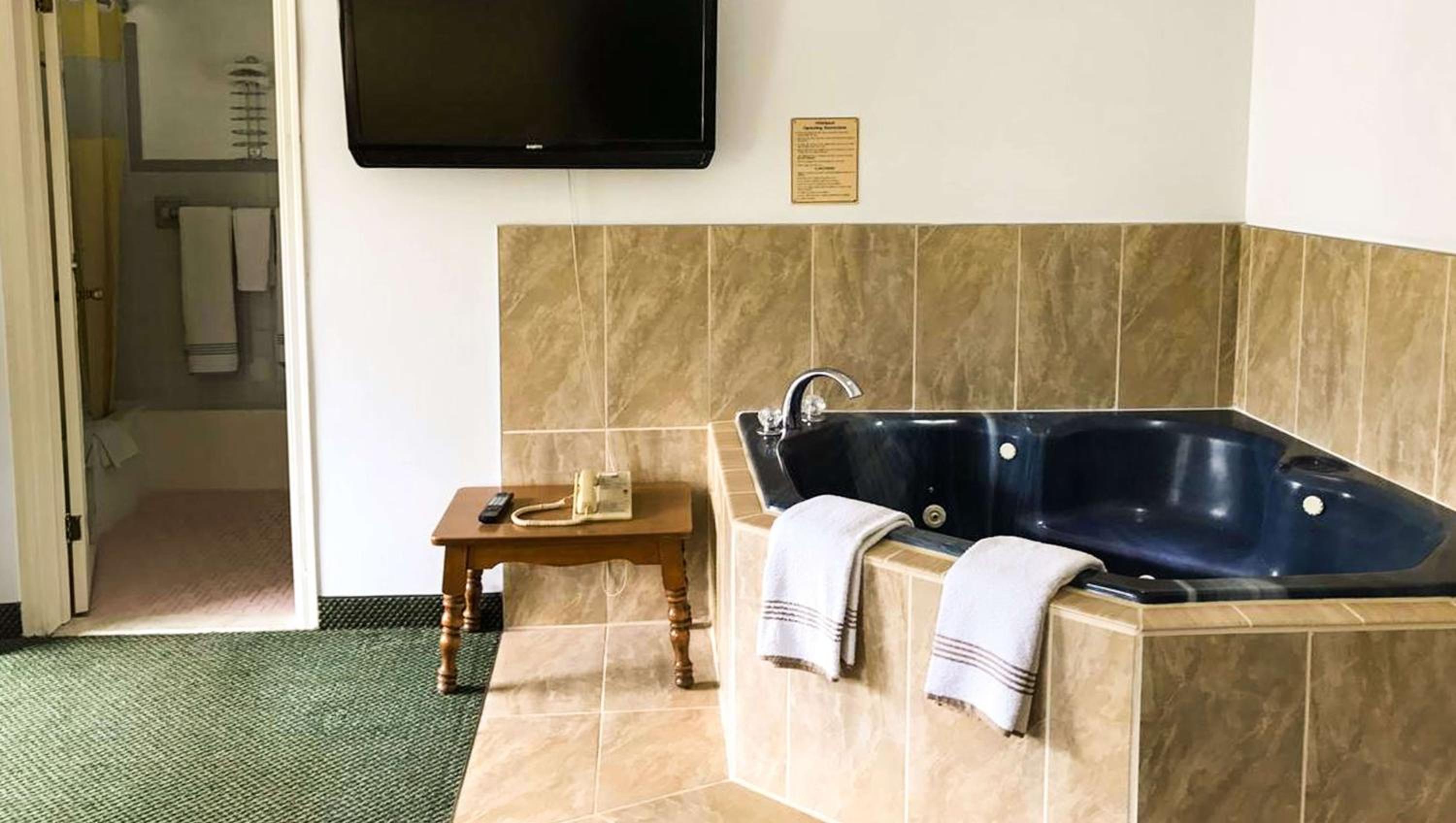 Suite with Whirlpool - Photo 2
