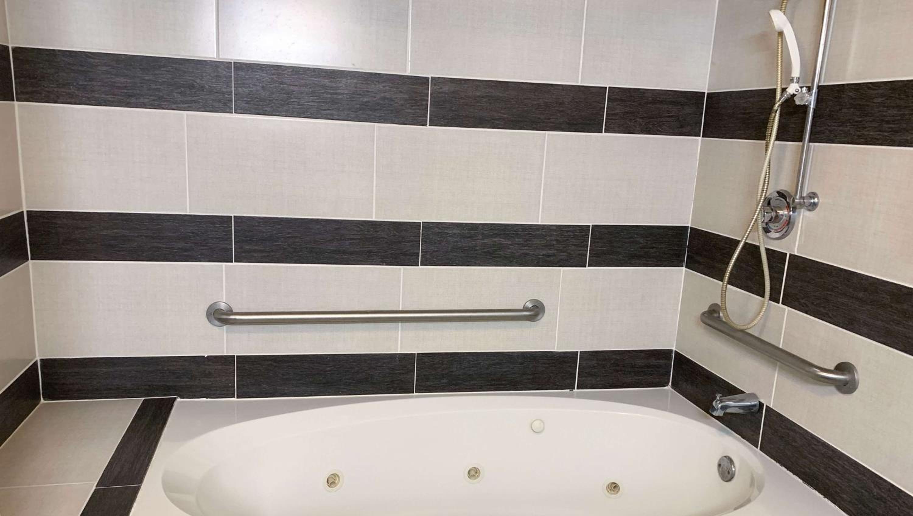 Honeymoon Suite – Non Smoking - Photo 2
