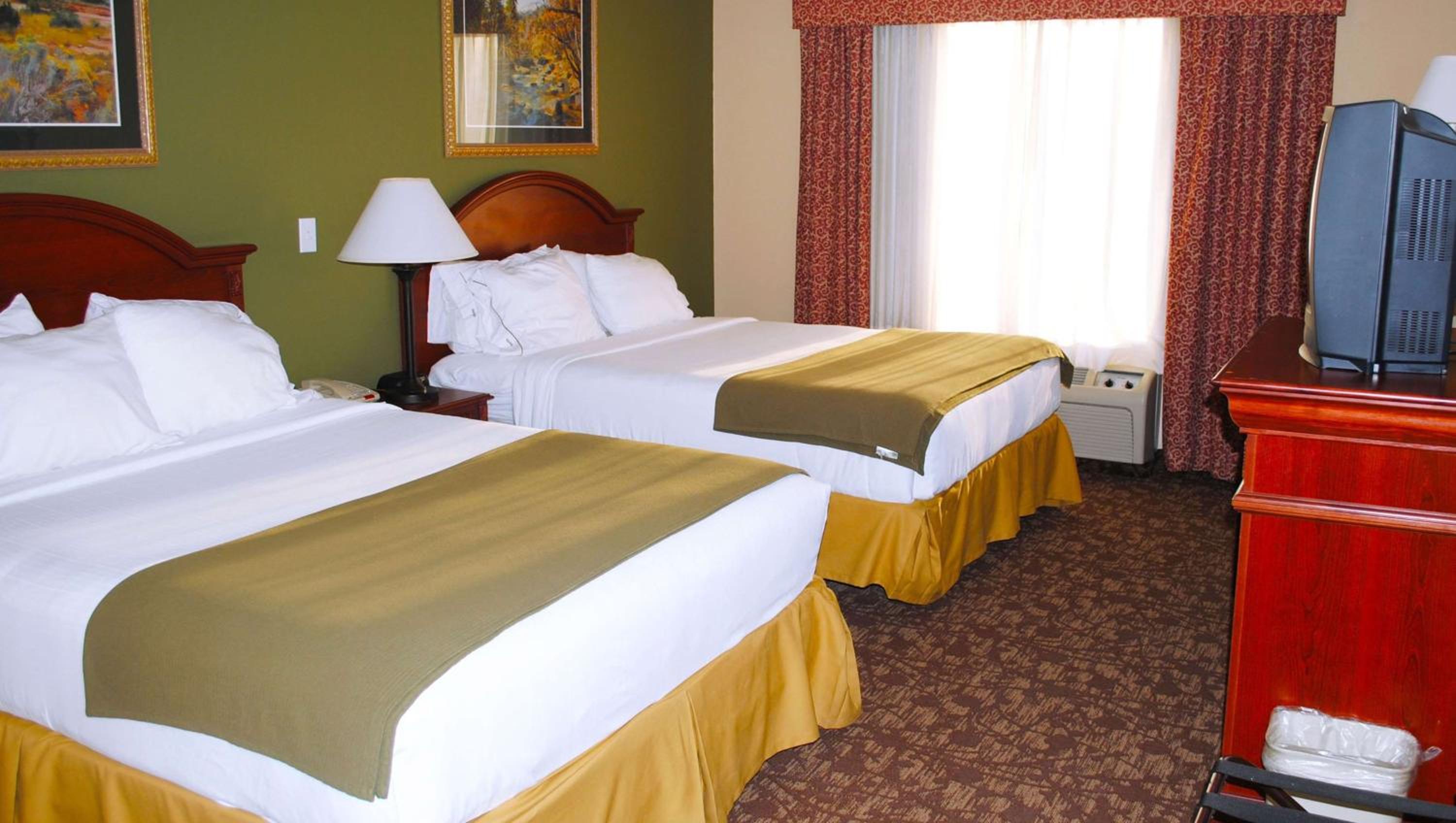 Queen Room with Two Queen Beds - Non-Smoking - Photo 1