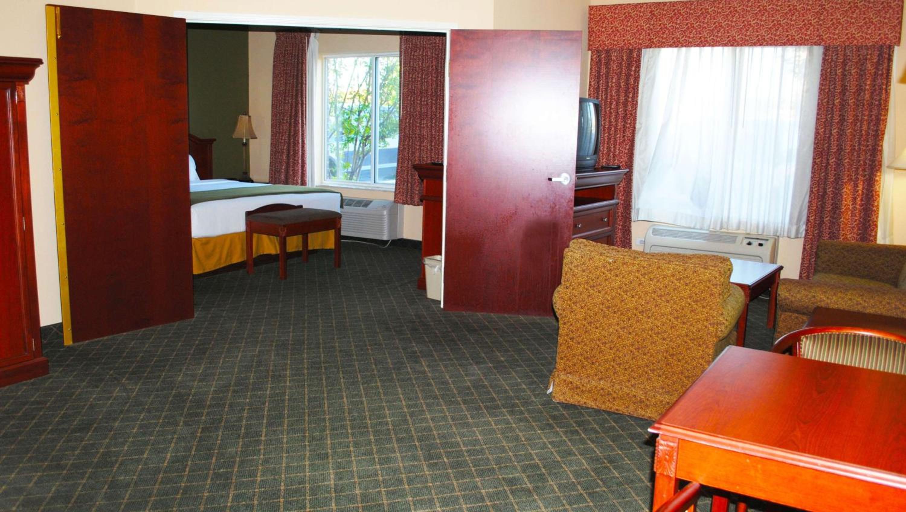 Two-Bedroom Suite - Photo 4
