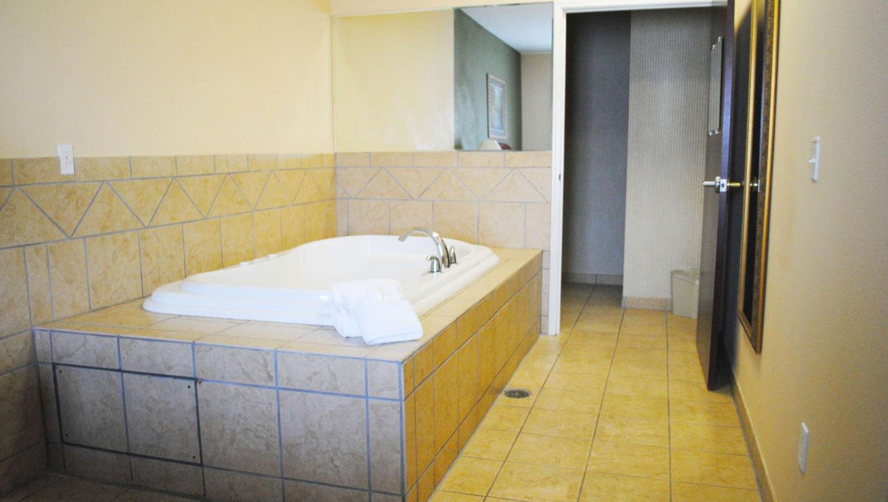 King Suite with Spa Bath - Non-Smoking photo 2