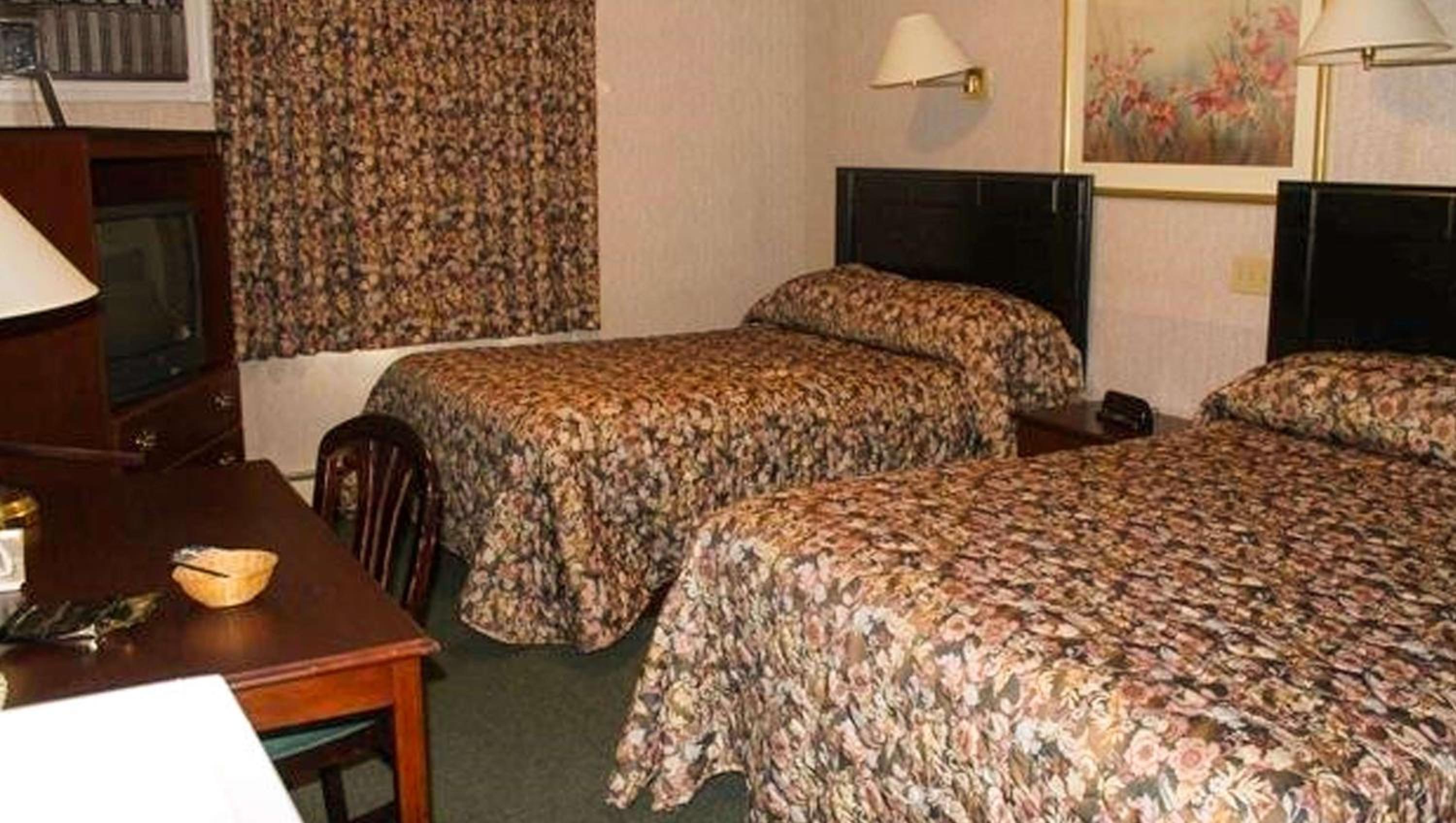 Queen Room with Two Queen Beds - Photo 7